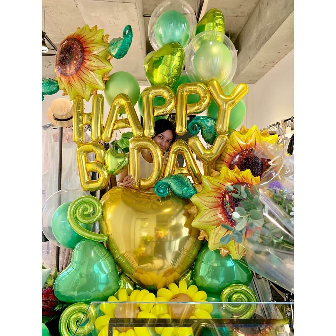 のインスタグラム：「先日8/5、誕生日を迎えました。 家族に感謝 みんなに感謝の日 #タクシーの日 #ハコの日 #向日葵」