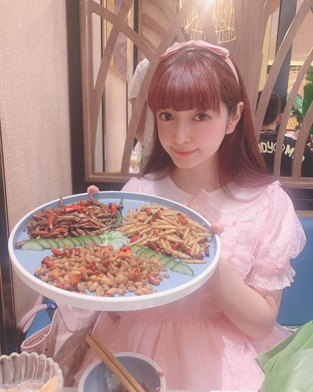 青木美沙子さんのインスタグラム写真 - (青木美沙子Instagram)「中国で初めて虫を食べました！！ イナゴなどなど、有名みたいです！カリッと揚がっていて、正直美味しかったです笑笑昆明の名物で、タンパク質も多いからみんなよく食べるらしいです！！ #昆明 #虫を食べました #初挑戦」8月10日 16時15分 - misakoaoki