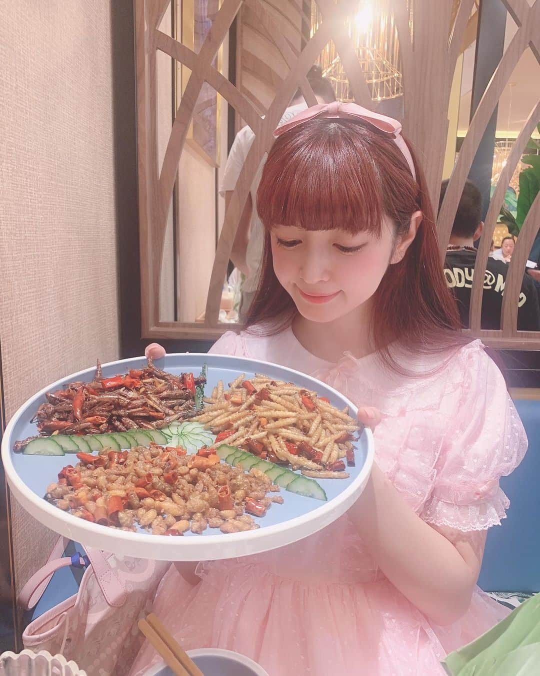 青木美沙子さんのインスタグラム写真 - (青木美沙子Instagram)「中国で初めて虫を食べました！！ イナゴなどなど、有名みたいです！カリッと揚がっていて、正直美味しかったです笑笑昆明の名物で、タンパク質も多いからみんなよく食べるらしいです！！ #昆明 #虫を食べました #初挑戦」8月10日 16時15分 - misakoaoki