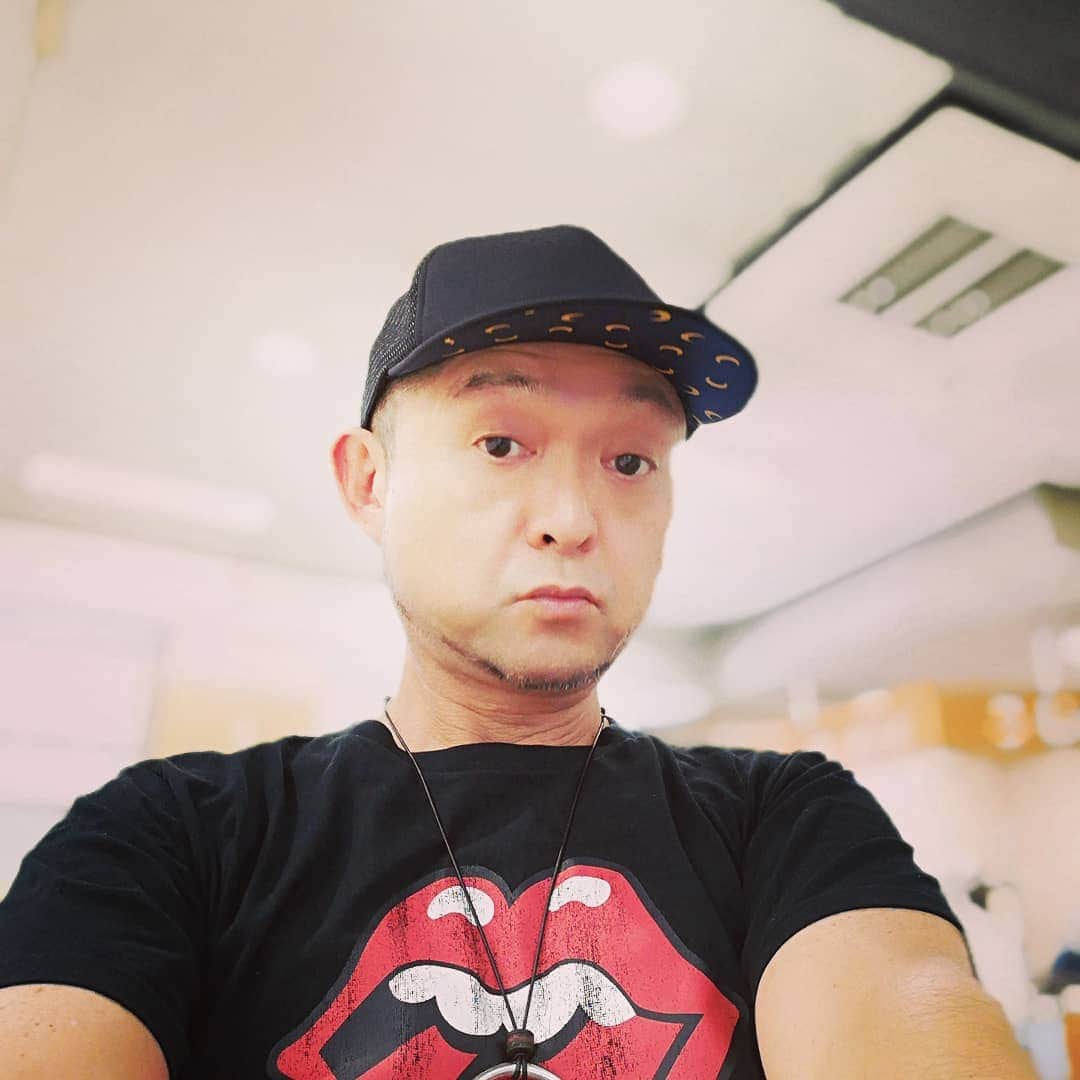 松本隆博のインスタグラム：「。 亀岡、現場やっと到着 しました(*Ü*)。 近くのスーパーで涼ん でいるなう。。 屋外暑すぎてなかなか 外に出る勇気がない…… ^^;」