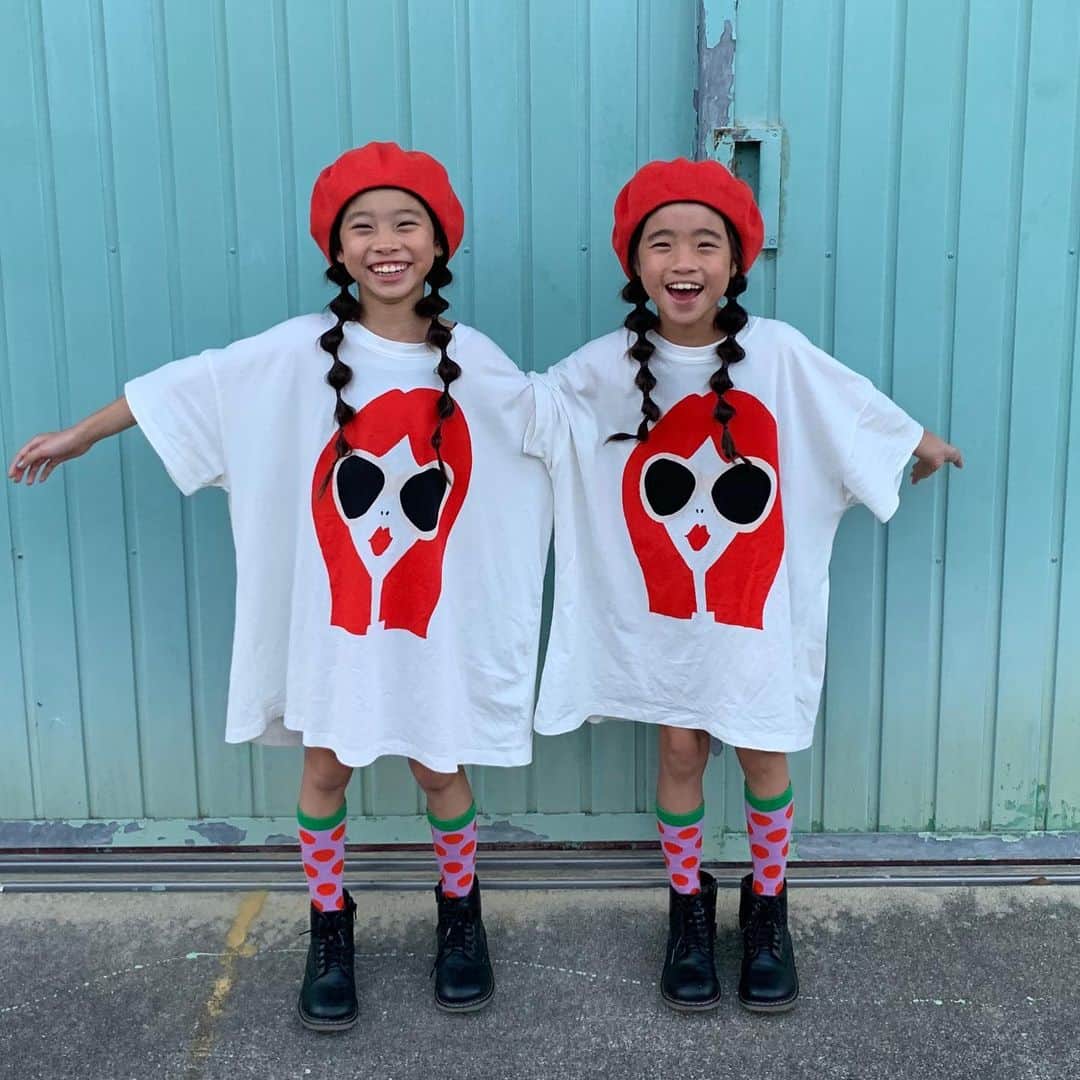 ぴよ。こぱ。さんのインスタグラム写真 - (ぴよ。こぱ。Instagram)「じゃじゃぁ〜ん。 私的にツボな合わせ出来た♡ . 久々に自分的ツボな柄。 H&MのladiesのL。 昨日、購入。 . これ見た瞬間にこのベレー帽と合わせたいと思って早速。 . また靴下のドットも良い感じになった。 . . . #kids #kidsfashion  #twins #twinscode #twinssisters #h&m @hm #キッズ #キッズコーデ #キッズヘアアレンジ #キッズファッション #キッズ服 #子供服  #ヘアアレンジ #ヘアアレンジ簡単 #ベレー帽 #ベレー帽コーデ #大人服 #オーバーサイズ  #ツインズ #ツインズコーデ #ふたご #ふたごコーデ #双子 #双子コーデ #おそろコーデ #お揃いコーデ #二卵性双生児 #二卵性双子 #笑顔 #笑顔が可愛い」8月10日 21時59分 - uca.34