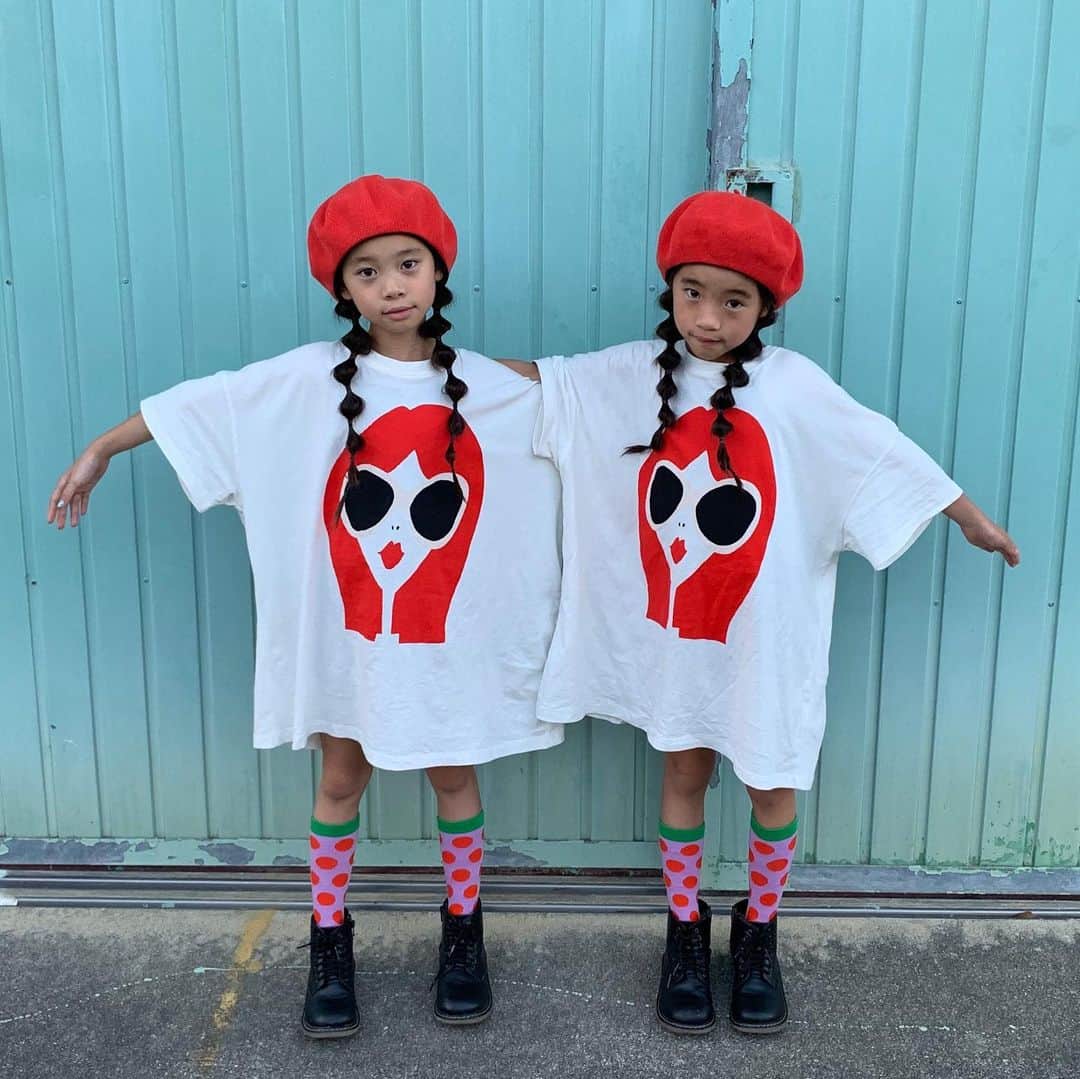 ぴよ。こぱ。さんのインスタグラム写真 - (ぴよ。こぱ。Instagram)「じゃじゃぁ〜ん。 私的にツボな合わせ出来た♡ . 久々に自分的ツボな柄。 H&MのladiesのL。 昨日、購入。 . これ見た瞬間にこのベレー帽と合わせたいと思って早速。 . また靴下のドットも良い感じになった。 . . . #kids #kidsfashion  #twins #twinscode #twinssisters #h&m @hm #キッズ #キッズコーデ #キッズヘアアレンジ #キッズファッション #キッズ服 #子供服  #ヘアアレンジ #ヘアアレンジ簡単 #ベレー帽 #ベレー帽コーデ #大人服 #オーバーサイズ  #ツインズ #ツインズコーデ #ふたご #ふたごコーデ #双子 #双子コーデ #おそろコーデ #お揃いコーデ #二卵性双生児 #二卵性双子 #笑顔 #笑顔が可愛い」8月10日 21時59分 - uca.34