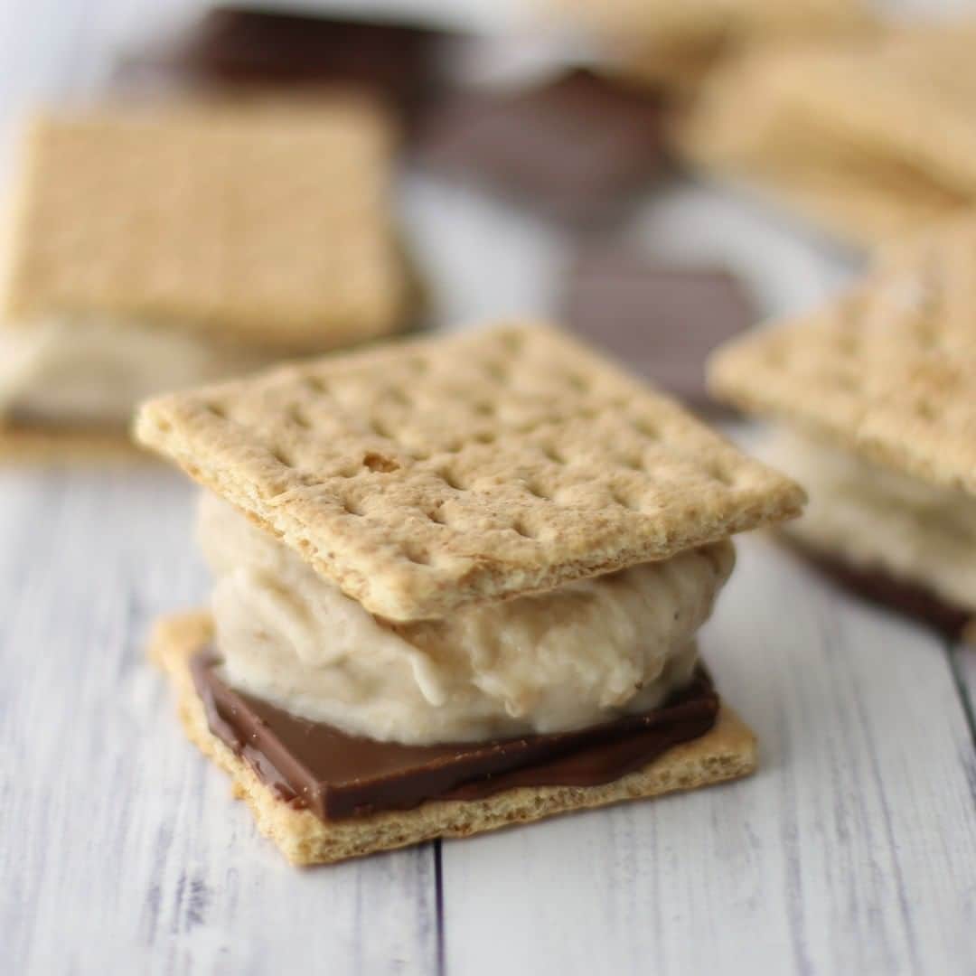 Yonanasさんのインスタグラム写真 - (YonanasInstagram)「Skip the campfire & make these s’mores indoors! Half s’mores, half nice cream sandwich. 100% delicious. #nationalsmoresday⁠  Click the link in our profile for the recipe. ⁠  _ #smores #smoresday #smoresicecream #smore #vegansmores #vegandessert #dairyfree #vegantreat #nicecream #bananaicecream #nanaicecream #nicecreamrecipes #summertreats #treatyoself #instadessert #smoresindoors #sweettreat #eatmorefruit #fruiticecream #frozensmore #icecreamsandwich」8月10日 22時00分 - yonanas