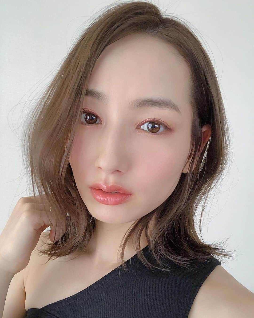 辻元舞さんのインスタグラム写真 - (辻元舞Instagram)「. @stand_by_hair でヘアメンテナンス💇🏻‍♀️ 伸ばしかけの髪を扱いやすくしてくださいました👏🏻 ヘアについての詳細を担当の大川さんに細かく教えていただいたのでコピペします！ご参考にどうぞ😊👇🏻 ----------------- Cut▶︎前髪〜顔まわり/耳後ろの後れ毛をアレンジ時に扱いやすいようにメンテナンス、全体は毛先を整えながらトップにひとつまみレイヤーをON、巻いた時の束感と柔らかさが出るように耳後ろや後頭部下の髪が多く溜まりやすい部分をスライドカットでスキマ感を出しました✂︎ ・ Color▶︎ダスティグレージュ(8〜10トーンのグラデーション) イルミナカラー新色のSTARDUST(スターダスト)をメインに赤味/オレンジ味が出やすい根元にはフォレスト＋ヌード＋シーディルヘーゼルグレージュを3:2:1:1、中間から毛先はスターダスト＋ヌード＋モノトーン＋サファリを3:1:1:0.5 (もともと赤味メラニンが強い方や紫外線ダメージが多い方の根元にはフォレストの割合を3にしてプラスでアプリエコントロールカラーGRを0.1おすすめです) ・ 顔色が明るく見えるナチュラルなグラデーションカラーで ダスティ＝くすみ色でありながらも透け感と柔らかさを大事にレシピを考えました☺︎ ・ Treatment▶︎オージュアトリートメント 【Dl1.2.3＋AQ2.3＋SM4 】引き続きNewラインのDl(ディオーラム)で髪の内部補修＋水分と油分のバランスを高めるAQで外気の湿気に負けないハリコシのある絡まりのないツヤサラな質感に ・ Scalpcare▶︎Aujuaの高濃度炭酸ヘッドスパで地肌の保湿＋活性酸素の除去をしクリアでふっくらした状態に💆🏻‍♀️ ・ ドライヤー前は保湿に特化したMCローション＋UVから髪を守るDLミルク＋ディオーラムエンゲージセラム ・ Styling item▶︎ベース剤/モイミスト・スタイリング剤/モイオイル＋モイクリーム ----------------- いつも丁寧にありがとうございます😆🙏🏻 . #ヘアカラー#イルミナカラー#オージュアトリートメント#ボブ#ロブ#ボブヘア #Aujua#standbyhair#haircolor#mai_beauty」8月10日 22時00分 - mai_tsujimoto