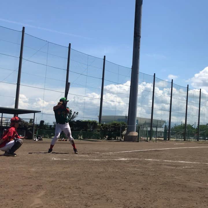 のインスタグラム：「年に一度の #新潟江南 #野球部 #ＯＢ戦 を照準合わせて #野球 してます。 あの夏の悔しさを未だにひきずる。ホームラン打ったら浄化すると決めていたが、今年もならずフェンス直撃。タイミング合わずとも変化球拾えての一打は少し自信になりました。フルスイングでなくても体重残して振れば届きそう！負けたけど優秀賞いただきました。  夢は来年に。叶えたい夢。後130キロ目標。現在114キロ。頑張ろう！！ #草野球 #新潟 #野球中年 #両打 #夢 ＃japan」