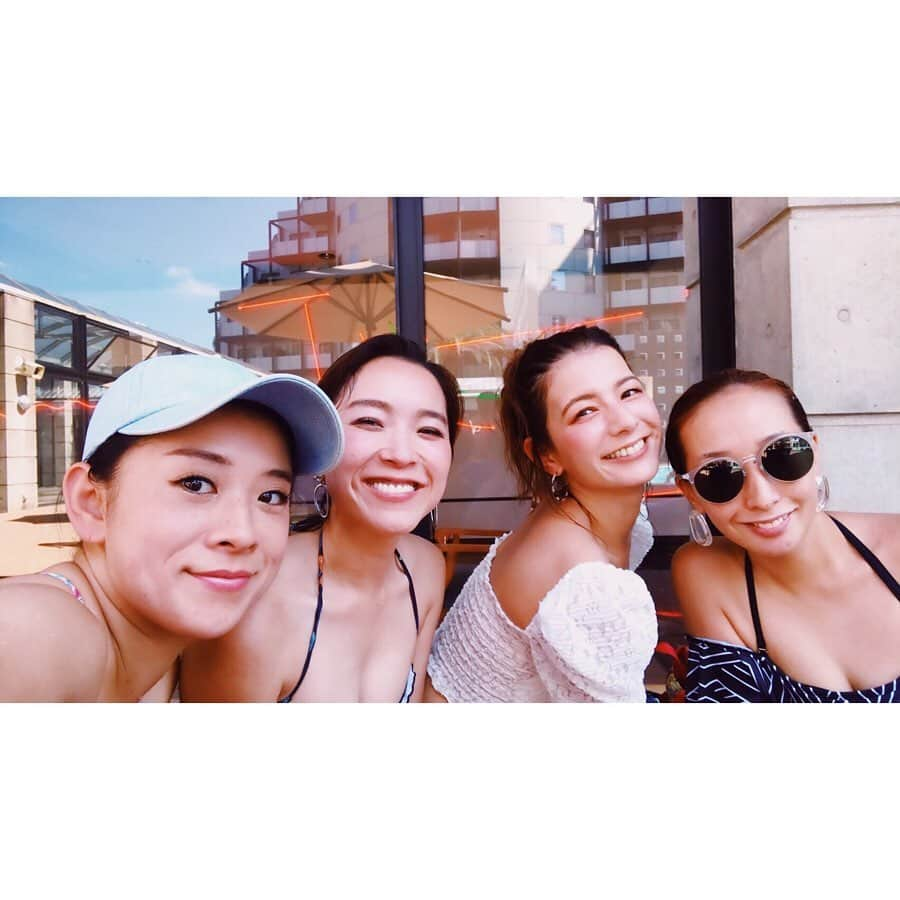 スザンヌさんのインスタグラム写真 - (スザンヌInstagram)「福岡旅の﻿ 5日間の間に3日はプール🏊‍♀️﻿ ﻿ 息子もいつのまにか﻿ 腕の浮き輪外して泳げるようになってたし潜って潜水みたいなことも出来るようになってた🐬﻿ ﻿ お友達と一緒に泳げるように﻿ なりたいって気持ちすごいなぁ💪🌈﻿ ﻿ 朝から晩まで﻿ 子供も大人もずーっと笑ってたな﻿ ﻿ ﻿ 今日は熊本帰ってて﻿ のんびりしたいなぁなんて心では思ってたが、、、﻿ ﻿ 子どもにはこの気持ち﻿ わからないよね😂﻿ ﻿ スーパー行って鶴屋行って﻿ キャサリンズバーに行ってな日常🚩笑笑﻿ ﻿ この夏休み🌻﻿ べたーっとずーっと一緒にいるから明日からの仕事のときが心配だ😂」8月10日 21時54分 - suzanneeee1028