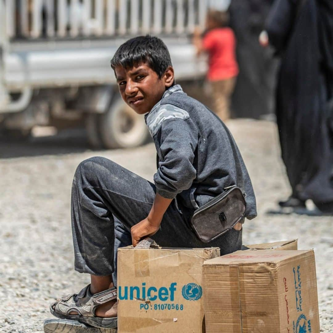 unicefさんのインスタグラム写真 - (unicefInstagram)「As temperatures soar above 40 C° in Syria’s northeastern desert, UNICEF has delivered over 45,000 summer clothing kits to help children cope with the relentless heat. This includes t-shirts, trousers, shoes and caps - vital for families who’ve left everything behind after fleeing brutal violence in Deir-ez-Zor. @unicefsupply」8月10日 21時55分 - unicef