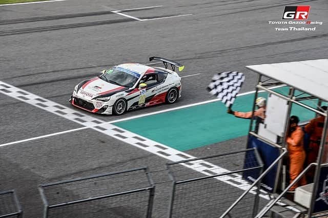 Toyota team thailandさんのインスタグラム写真 - (Toyota team thailandInstagram)「Win Win ม้วนเดียวจบครับ กับ TOYOTA 86 No.20: Man // Ton // X ที่ออกสตาร์ทแซงขึ้นมายึดอันดับ 1 OverAll และในรุ่น Touring Car ตั้งแต่รอบแรกของการแข่งขัน วิ่ง 6 ชม. 168 รอบสนาม TOYOTA Gazoo Racing team Thailand x RAAT Thailand Endurance Championship International 2019 Round 2: 9-10 August @BRIC No.19: Arto // MadCow // Naoki Kawamura อันดับ 3 ในรุ่น Touring Car No.37: Kentaro Tsuchitori // NatChang // Ohm อันดับ 5 ในรุ่น TOYOTA Vios OMR #TeamWork #TOYOTAteamThailand #CheerThai #ThaiPride #ไม่เชียร์ไทยแล้วจะเชียร์ใคร #แข่งรถ #นักแข่ง #ทีมคนไทย #Car #RaceCar #Racing #SuperCar #TOYOTA86 #Buriram」8月10日 21時55分 - toyotagazooracingteamthailand