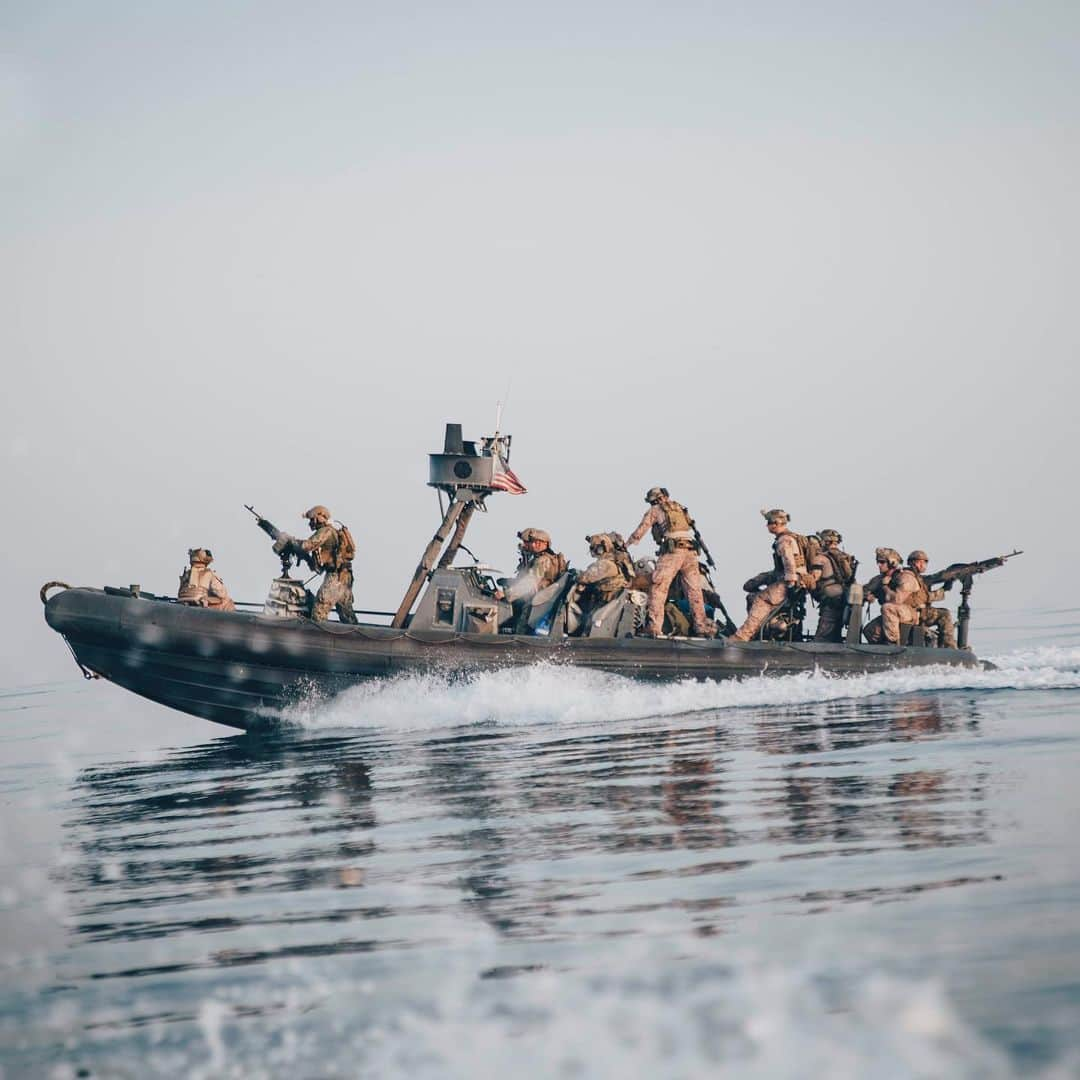 アメリカ海兵隊さんのインスタグラム写真 - (アメリカ海兵隊Instagram)「Taking the Pacific  Marines with the Maritime Raid Force, @pride_of_the_pacific ride in a rigid-hull inflatable boat operated by Sailors from Assault Craft Unit 1, during a visit, board, search and seizure exercise. (U.S. Marine Corps photo by Cpl. Matthew Teutsch)  #USMC #MEULife #Deployed #Training #Military #Marines #MarineCorps」8月10日 21時56分 - marines