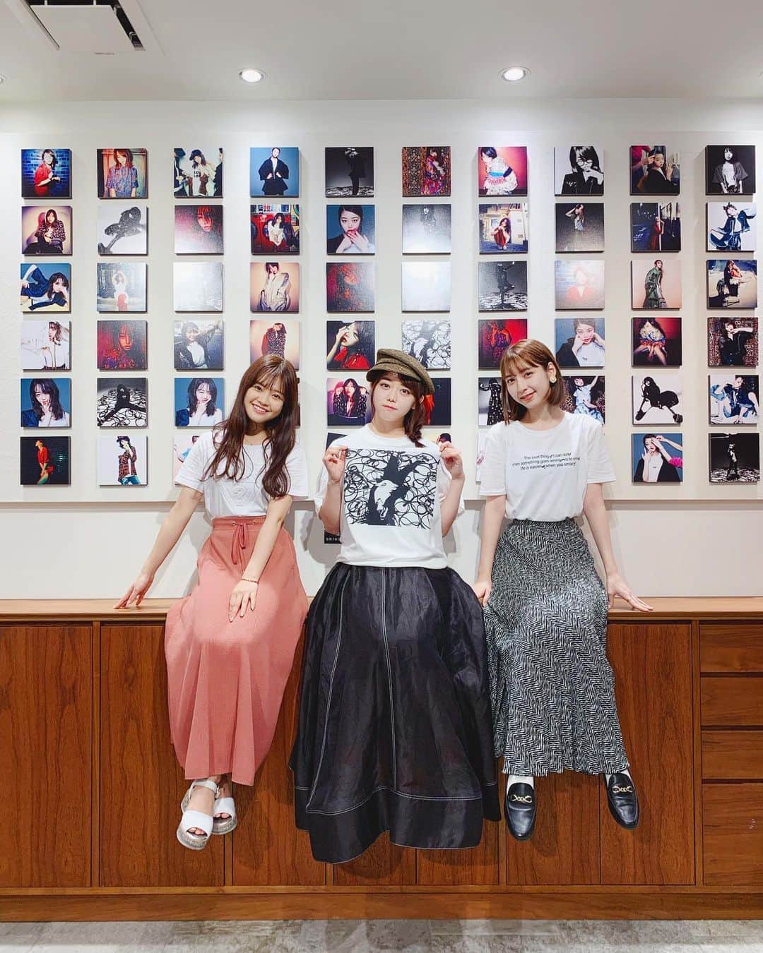 松岡菜摘のインスタグラム：「. . 高橋優也さんの写真展COMPLEXに行ってきました！ みぃちゃんがたくさん。 かわいい写真もカッコいい写真も どれも素敵でなんでも絵になるのがすごいなぁ。 . しあわせ空間でした☺︎ . #写真展 #高橋優也 さん」