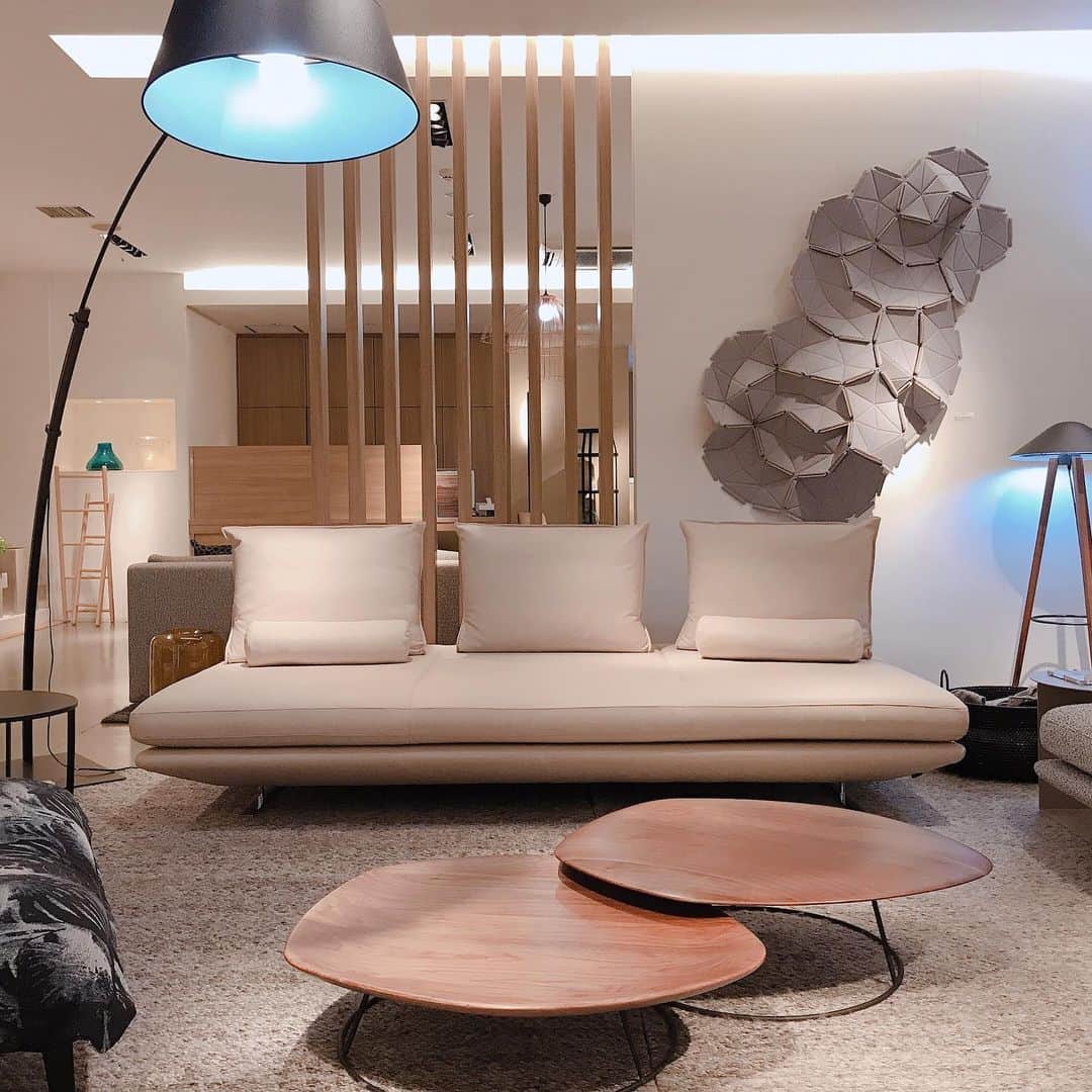 ligne roset shopのグルメインスタ