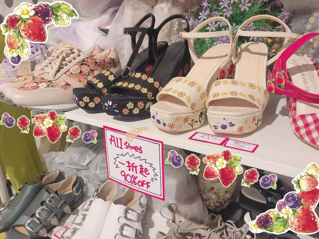 Fleur Fleurさんのインスタグラム写真 - (Fleur FleurInstagram)「[Moving Sale鞋款 $100 up!!!😍💖💖💖］ 全部鞋款限定！真係好抵好抵，有好多都係百零蚊咋！Click in for more!  COME SHOPPING! 🥰💖💖💖 開倉貨品只接受現金或者EPS付款 我哋都接受WhatsApp訂購㗎！ 由於減價貨品不能留貨敬請明白。 上嚟Fleur Fleur 親自參觀啦！  ORDER WITH US: ✏️Watsapp: (852)5572-9458 ☎️Tel: 2508-1662 📞Facebook: Fleur Fleur  Address: #銅鑼灣富明街寶明大廈3樓b室」8月10日 16時36分 - fleurfleurhk