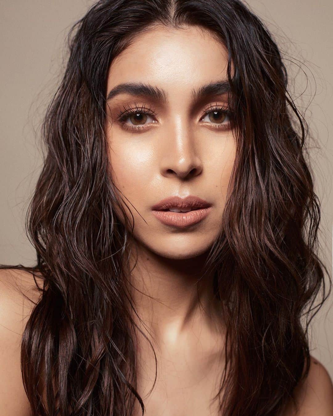 ジュリア バレットのインスタグラム：「Thank you team ♡ Make up: @robbiepinera  Hair: @johnvalle20  Photo: @gp10」
