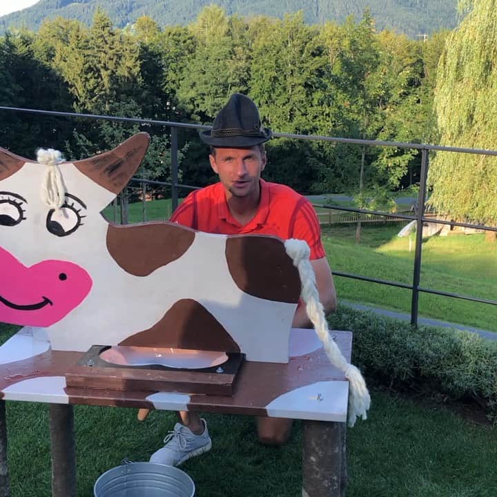 トーマス・ミュラーのインスタグラム：「Bayern challenge 🐄😀👌#esmuellert #fcbayern #trainingcamp #thomasmüller #Fingerspitzengefühl」