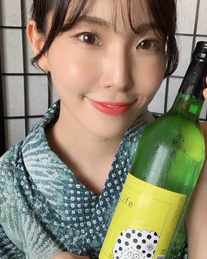 のインスタグラム：「［English follows / movie in English🇺🇸］ (今回ノープランで喋ったら内容が若干薄くなってしまったので、説明欄の補足をご覧ください😂🙏) . . #本日の児玉酒 vol.22は、 一般的な日本酒とは少し変わった味わいのこちらをご紹介 . 岐阜県羽島市・千代菊株式会社さんの 『Life』🍶 . . 日本酒の原料となる麹。 麹の種類には 🌸黄麹 🌸白麹 🌸黒麹の3種類があり、 通常多くの日本酒では黄麹が使用されます。 白はおもに焼酎、黒はおもに泡盛などに使われるなか、 こちらのお酒には白麹が使用されています。 . そんな白麹にはクエン酸が含まれており、 レモンのようなしっかりとした酸味を強く感じるのが特徴。 この酸が 白ワインのような味わいだと表現されることも。 . . これまでの日本酒とはまったく違う、革命的な驚きを感じていただけるはず。 . この白麹を使った醸造は近年見かける機会が少しずつ増えましたが、まだまだ珍しい味わいと言えそうです。 . . . Today's #bilingualsakegirl choice vol. 22 "Life" comes from Chiyogiku, Gifu Prefecture. . Usually, the “Ki-Koji (yellow koji)” is used as one of the most important ingredients for sake, while there are two other types; white and black koji. White is mainly used for shochu and black is mainly used for awamori, and for this sake, white koji (Shochu koji) is used. . White koji contains citric acid, and it helps to exadurate a strong acidity similar to lemon. This acid is sometimes expressed ‘as if is is white wine.’ . I’m sure this’ll be the revolutionary surprise how it is completely different from other traditional sake! . . . . . . #tokyo#selfie#portrait#instalike#sakelover #sake#sakegirl#sakestagram#japanesesake #misssake#selca#japanesegirls#japanesemodels #japanesestyle#japanesefood#kimono #kimonogirls#cute#諏訪の国公式アンバサダー #児玉アメリア彩#ミス日本酒#日本酒 #日本酒女子#着物#和服女子 #着物女子#バイリンガル女子」