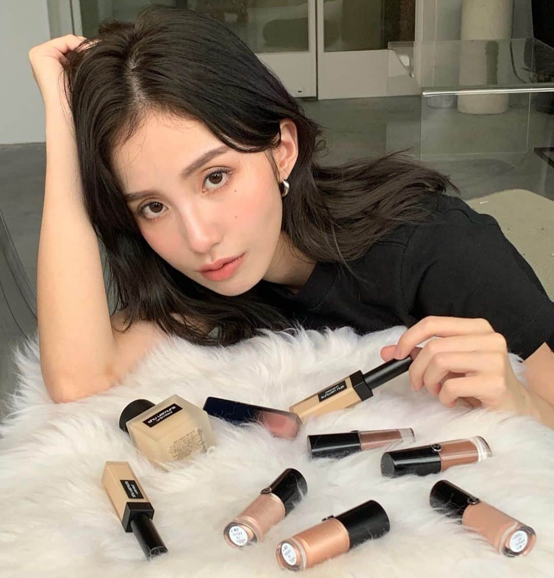 チャン・チュンニンさんのインスタグラム写真 - (チャン・チュンニンInstagram)「最近收到了很多彩妝商品  整理後決定跟大家分享一下 關於妝容上最近的新歡產品有哪些♡  底妝+遮瑕是植村秀無極限系列 （這系列遮瑕力真的蠻好）  眼妝是GA最近很新的眼彩露 都是大地色系 色號 23、24（偏霧感 可以當底色） 12、34（很適合化臥蠶）10  腮紅、打亮是 LANCOME x CHIARA FERRAGNI彩妝盤  唇彩是Cle de peau Beaute 肌膚之鑰唇菁萃 色號101  Make up @_______xxlllll  謝謝Bella♥︎」8月10日 16時38分 - jiechang_