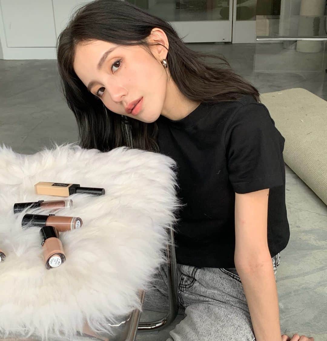 チャン・チュンニンのインスタグラム：「最近收到了很多彩妝商品  整理後決定跟大家分享一下 關於妝容上最近的新歡產品有哪些♡  底妝+遮瑕是植村秀無極限系列 （這系列遮瑕力真的蠻好）  眼妝是GA最近很新的眼彩露 都是大地色系 色號 23、24（偏霧感 可以當底色） 12、34（很適合化臥蠶）10  腮紅、打亮是 LANCOME x CHIARA FERRAGNI彩妝盤  唇彩是Cle de peau Beaute 肌膚之鑰唇菁萃 色號101  Make up @_______xxlllll  謝謝Bella♥︎」
