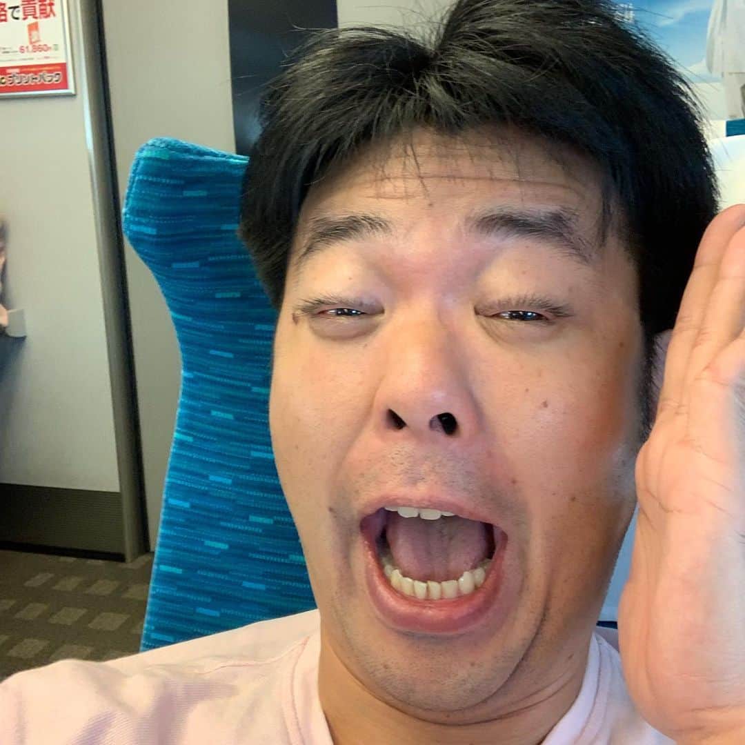 西川晃啓のインスタグラム：「気絶奇跡  新幹線B席で真ん中と思ってたら自分のとこだけふた席で通路側やった 喜び気絶  #あるある探検隊#レギュラー#気絶#気絶の日々#ギャグ#新幹線#お盆#満席#祇園#花月#京都#猛暑#通路側#ラッキー」