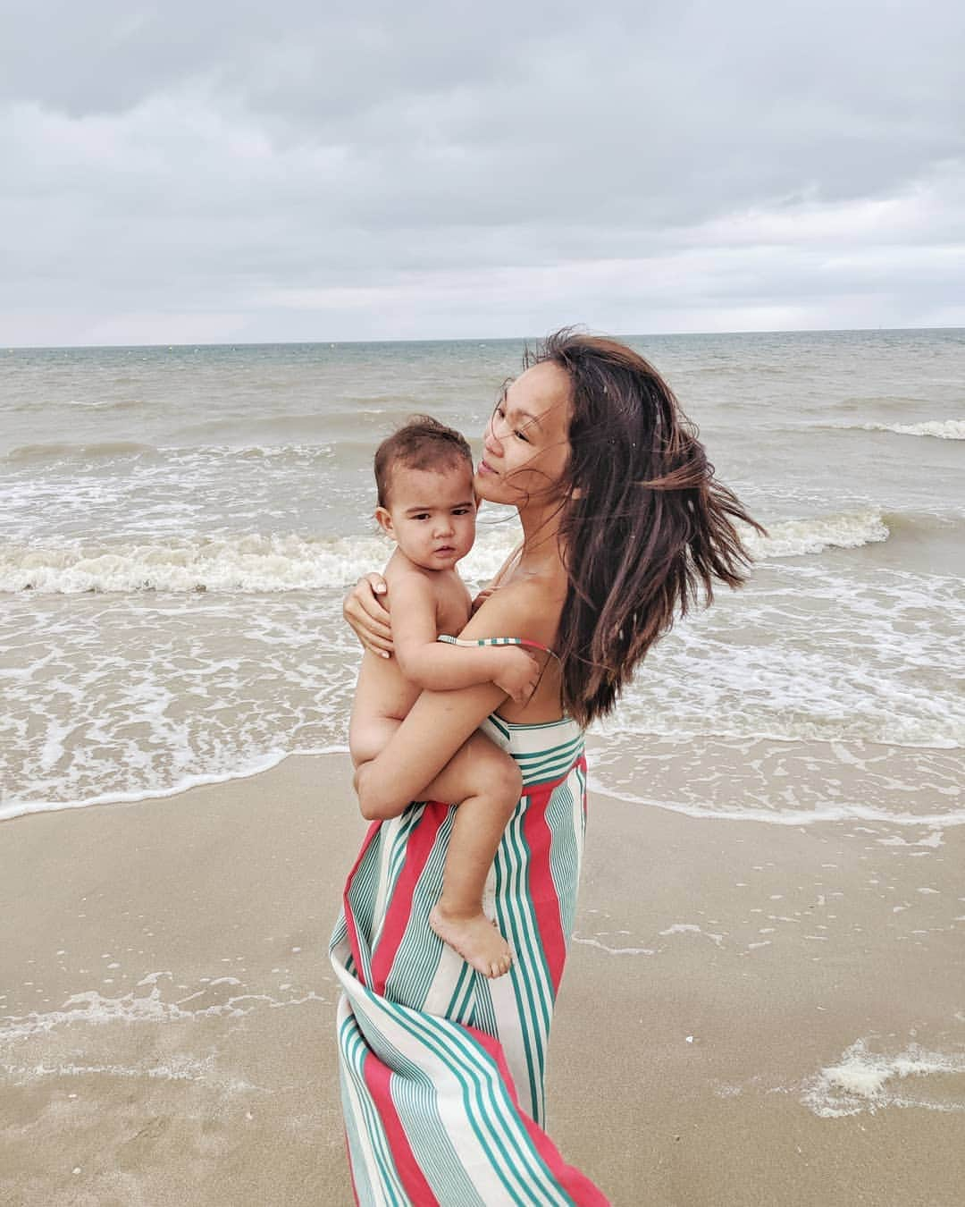 Mariko Kuoさんのインスタグラム写真 - (Mariko KuoInstagram)「Seconds before it poured it down and I had to drag her out of the ocean. She would have stayed out there through the wind and rain if she had her way 💦🌬️🌊」8月10日 16時41分 - marikokuo