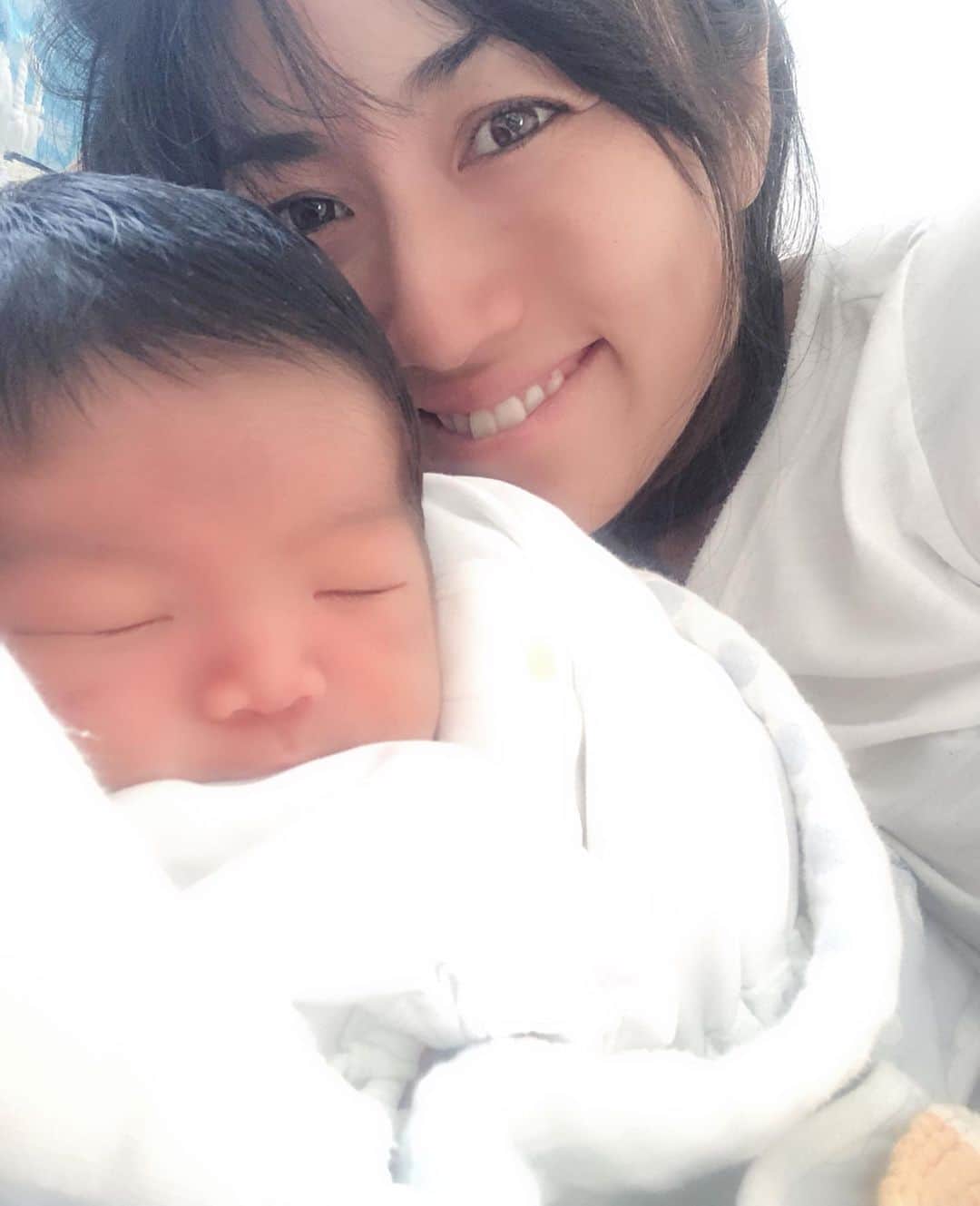 三星マナミのインスタグラム：「・ ・ ・ 癒し💗 ・ ・ 里帰りならぬ、主人実家で退院後の生活をスタート🏡 穏やかでゆったりな時間を与えてもらい💗家族に感謝🌈✨ ・ ・ #newborn  #lovemyson  #令和 #0802  #teamueno  #newface  #lovemydoughter  #3kidsmama  #mommylife  #thankyou  #☺︎ #♡ #☆」