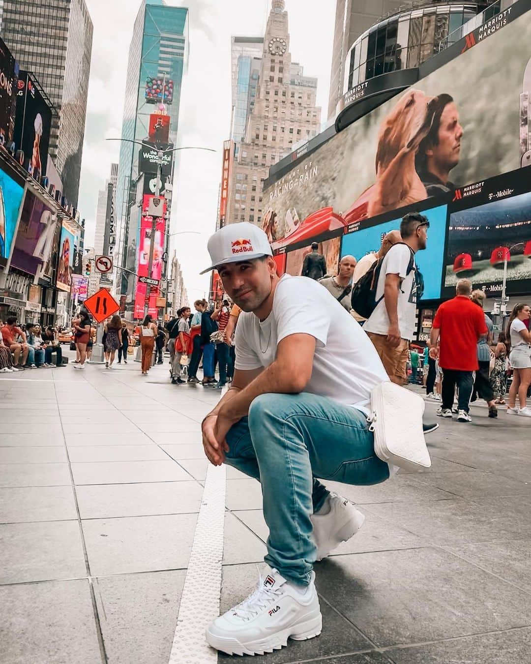 ショーン・ガルニエさんのインスタグラム写真 - (ショーン・ガルニエInstagram)「TOURIST STYLE 1-10 ?⬇️⬇️⬇️ 🔸 I went to Time square by myself with my family taking picture when a pro photographer shoot me on the side, I asked him to take picture with my lovely wife too @souhila.garnier . Thanks @s3kou for the picture 🔥🔥 🔸 -ONLY MY REAL OG WILL SEE THAT- “Comment 👌🏻🇺🇸👌🏻if see this” Tomorrow 6pm New York Time will be the @usaffc championship and the winner will represent USA at the freestyle world final next November. I will live stream some of the best part but you need to FOLLOW @nycfreestyle to see the full event. I will be the HEAD JUDGE, so I look up to see all of view in live stream ok 📱? 🔸 Note ce style de tourist de 1 a 10? J’étais à Time square pour quelques photo avec la GARNIER FAMILY, quand soudain un photographe me canarde de photo. Je lui st donc demandé de m’en faire une avec ma belle @souhila.garnier !😂 Merci @s3kou pour les photos . 🔸 -SEULEMENT LES VRAIS VERRONT- « Commente 👌🏻🇺🇸👌🏻 si tu es un vrai » Demain c est la finale du championnat de freestyle au USA et je serai le juge principal et il y aura un live stream de l évent. Suis ce compte pour avoir les infos : @nycfreestyle. 🔸 👕 : @forever21 👖 : @pullinstagram 👟: @filausa 🧢: @redbull 👝: @louisvuitton ⚠️⚠️⚠️ #seangarnier #newyork #travel #garnierfamily #urbanballer #usafreestylefootball #newyorkbraider #style #timesquare」8月10日 16時44分 - seanfreestyle