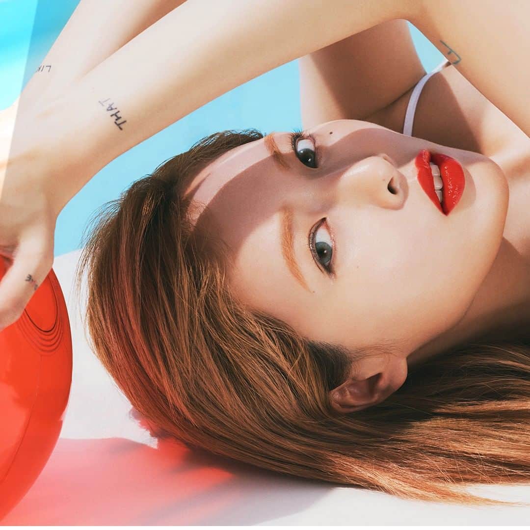 Yves Saint Laurent Beautyさんのインスタグラム写真 - (Yves Saint Laurent BeautyInstagram)「Quench your summer thirst, and beat the heat with YSL Beauty. VERNIS À LÈVRES WATERSTAIN in N°618 WET VERMILLON @hyunah_aa in @voguekorea  #yslbeauty #diveincolor #waterstain」8月10日 17時00分 - yslbeauty