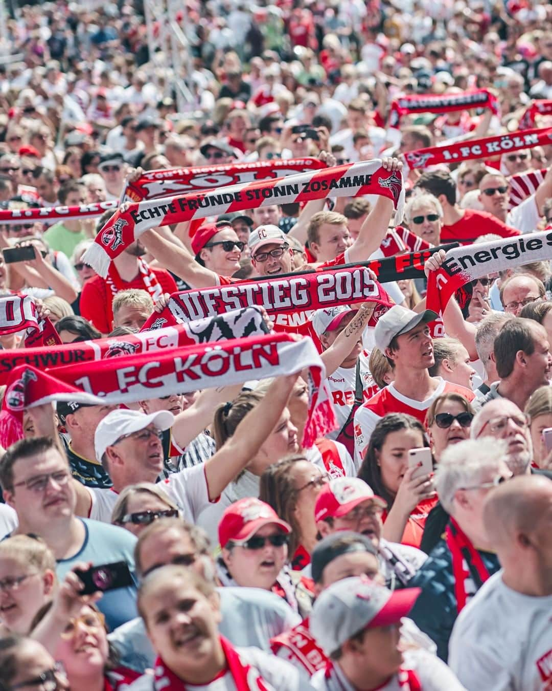 1.FCケルンさんのインスタグラム写真 - (1.FCケルンInstagram)「Es geht endlich wieder los.🎉Rund 1.200 Fans begleiten den #effzeh nach Wiesbaden.🔴⚪ #Köln #Kölle #Wiesbaden #DFBPokal」8月10日 17時00分 - fckoeln