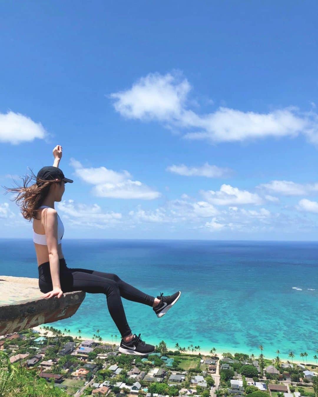 磯田 ひかる(Hikaru Isoda) のインスタグラム：「Pill Box hike!!!⛰🚶‍♀️ . 30分くらいで登れるけど、傾斜がなかなかあるので滑りまくりコケまくり😇 運動神経良きな @mihoel がずっとサポートしてくれてました🥺❤️」