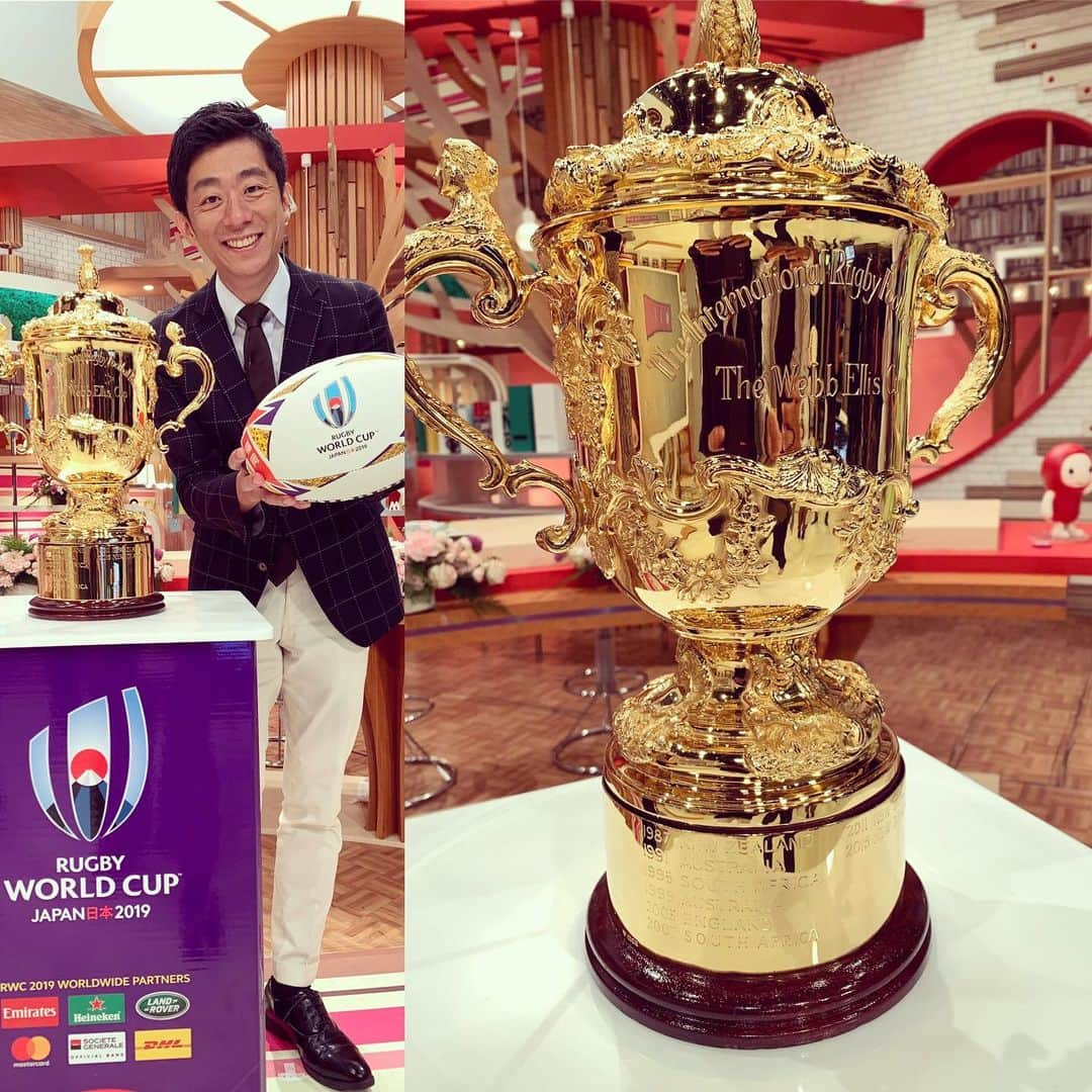 松井礼明のインスタグラム：「ラグビーW杯の優勝トロフィー「ウェブエリスカップ」。世界チャンピオンだけが掲げる事を許される世界唯一のトロフィーです。 ラグビーワールドカップ2019日本大会は、 9月20日にいよいよ開幕です(^^) #ラグビーワールドカップ2019日本大会 #ラグビー #ワールドカップ #ウェブエリスカップ #日本テレビ系列 #rugbyworldcup #japan #webb ellis cup #福岡 #fukuoka #fbs #福岡放送」