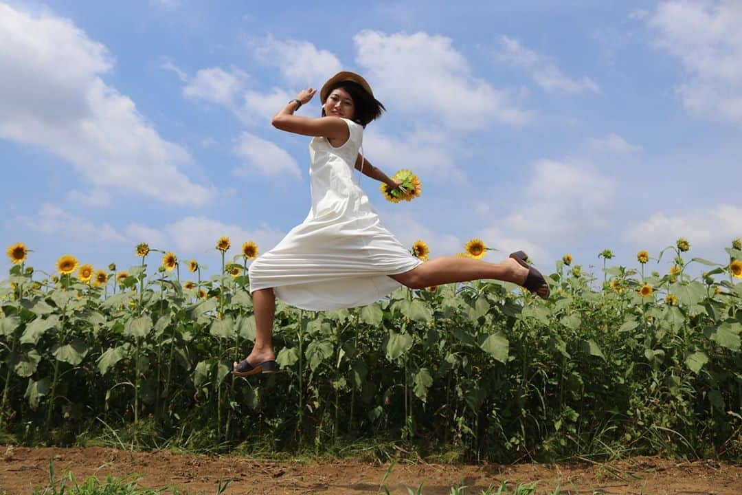 宮坂楓さんのインスタグラム写真 - (宮坂楓Instagram)「. ⁑ 私の夏休み 座間のひまわり見てきたよ 夏〜って感じ ⁑ #ひまわり #座間ひまわり畑」8月10日 17時07分 - kaede_official_