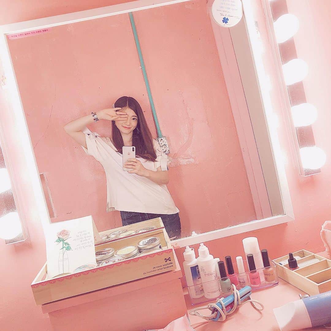 のインスタグラム：「昨日は韓流ドラマ見ながら﻿ キンパ食べました🇰🇷﻿ (美味しいキンパ情報求む🙏)﻿ ﻿ 韓国行きたすぎて﻿ ついに今日は韓国行きました🇰🇷﻿ ﻿ 電車で行ける韓国🚃🇰🇷﻿ #新大久保 へ。笑﻿ ﻿ #韓国カフェ ってトイレまで﻿ ちゃんと可愛いかったりするとです🚺🚹﻿ 写真1枚目はトイレの鏡前！💄﻿ ﻿ そして街の至る所が可愛いくてすき❤️﻿ 写真二枚目の #韓国スタバ ( #明洞 ) 以外﻿ #弘大 ( #ホンデ )  イムニダ←﻿ ﻿ ﻿ 今日の新大久保は﻿ 休日だけんか﻿ 夏休みも重なってか🏖﻿ 普段よりどこのお店もギューギューで﻿ 人多かったです。﻿ ﻿ ﻿ コスメショップなんて﻿ どこ入っても﻿ 歩けば人に必ず当たるレベルでした。﻿ ﻿ ﻿ とりあえずパックは﻿ 一枚50円のお店と60円のお店と100円の﻿ お店がありました。﻿ 50円のお店は新大久保駅出て信号渡らずに右にまっすぐです。笑﻿」