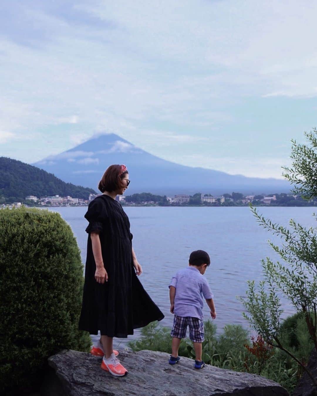 ryoko_juilletのインスタグラム：「-Mt. Fuji-  夕方の富士山も美しい。 日中雲に覆われてた山頂も 少しずつ顔を出してきた。  #富士山より #ねこじゃらしが気になるお年頃」