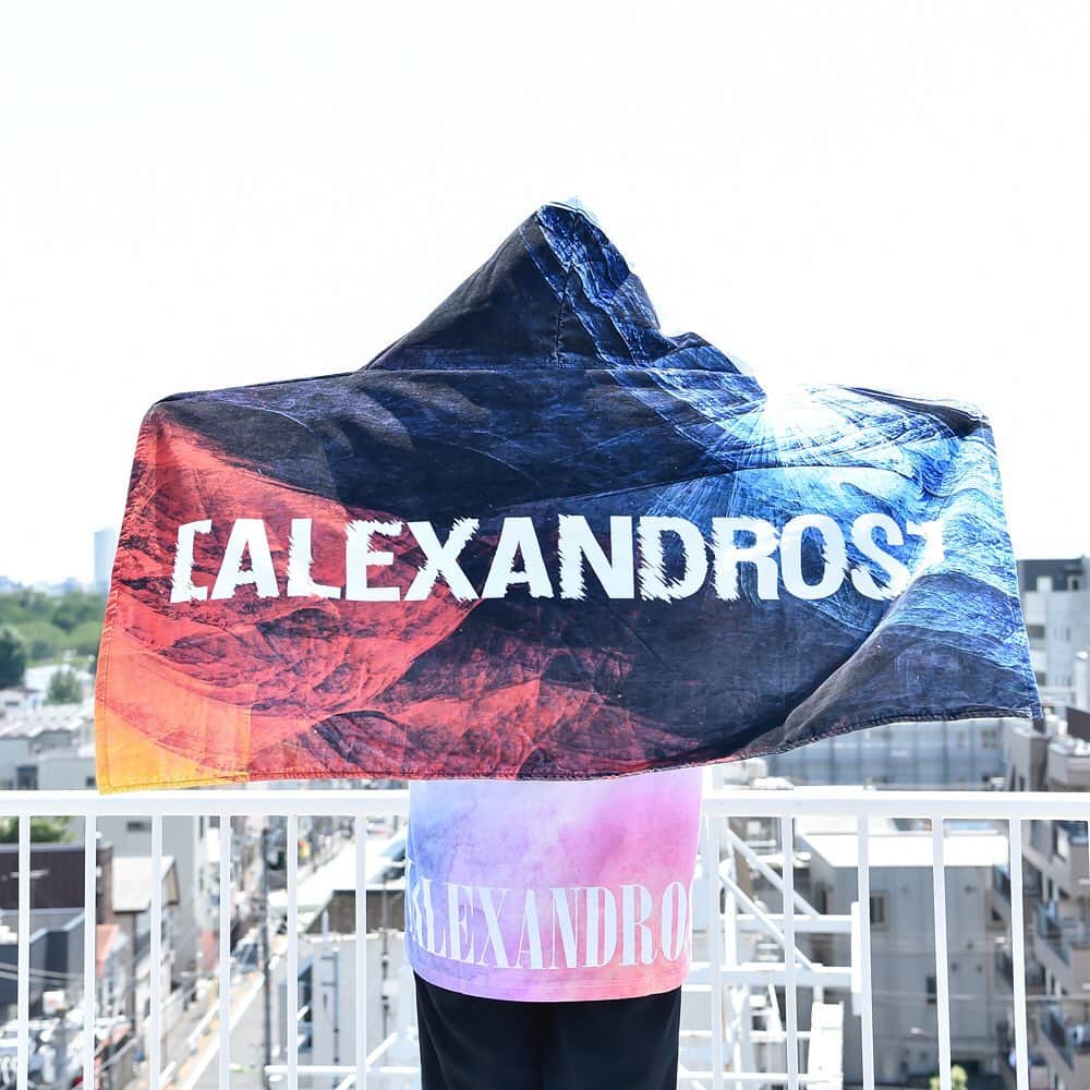 [ALEXANDROS]さんのインスタグラム写真 - ([ALEXANDROS]Instagram)「2019夏フェスGOODS﻿ ルック完成﻿ ﻿ 明日のロッキン、お待ちしてます。﻿ ﻿ にーやん﻿ ﻿ ﻿ #alexandros﻿ #夏フェスグッズ﻿ #summer﻿ #goods﻿ #merch﻿ #look﻿ #gradation﻿ #tee﻿ #fullcolor ﻿ #towel﻿ #rubberband﻿ #帆乃花﻿ @p_r_r__」8月10日 17時10分 - alexandros_official_insta