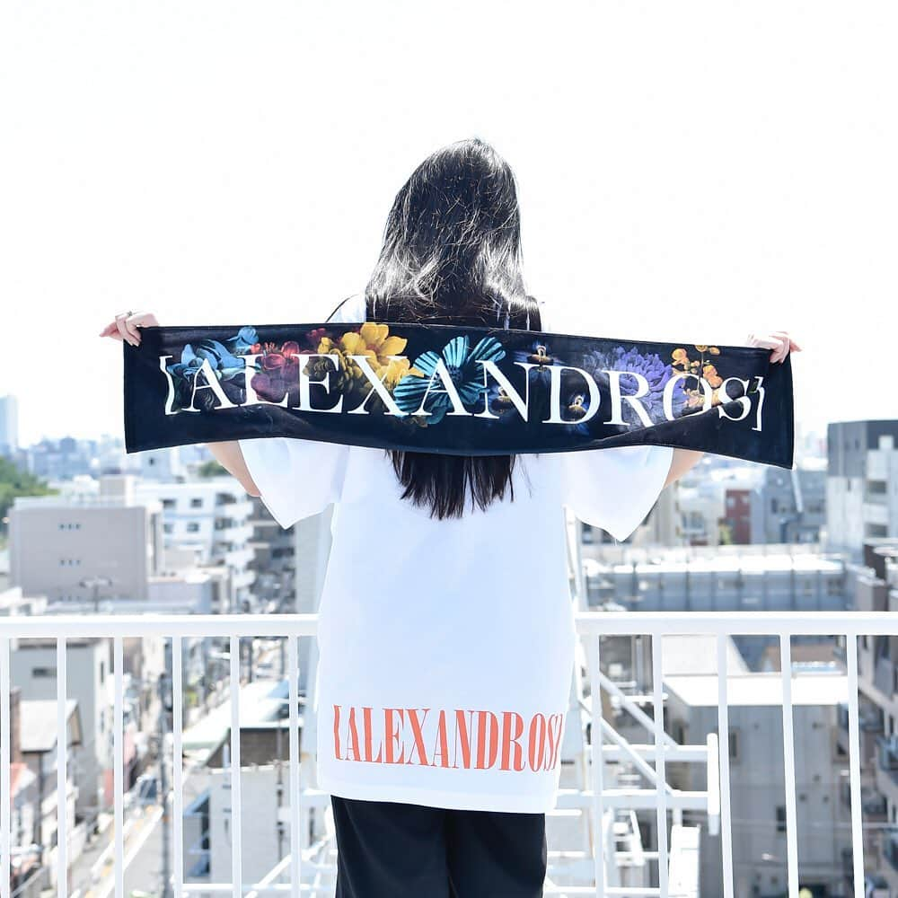 [ALEXANDROS]さんのインスタグラム写真 - ([ALEXANDROS]Instagram)「2019夏フェスGOODS﻿ ルック完成﻿ ﻿ 明日のロッキン、お待ちしてます。﻿ ﻿ にーやん﻿ ﻿ ﻿ #alexandros﻿ #夏フェスグッズ﻿ #summer﻿ #goods﻿ #merch﻿ #look﻿ #gradation﻿ #tee﻿ #fullcolor ﻿ #towel﻿ #rubberband﻿ #帆乃花﻿ @p_r_r__」8月10日 17時10分 - alexandros_official_insta