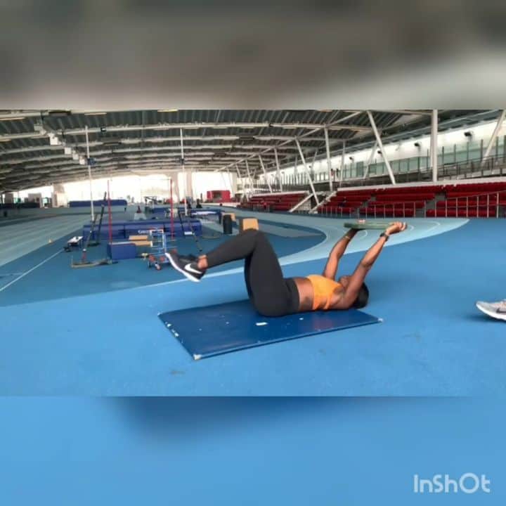 アシャ・フィリップのインスタグラム：「Another ab/core circuit for y'all....Work it🔥 ⬛ ⬜ @gymsharkwomen 🦈 @phdnutritionuk 💪🏾 ⬜ ⬛ #Circuit #Abs #Fitness #Athlete #Workout #Training #CoreWorkout #Gymshark #PerformSmart」