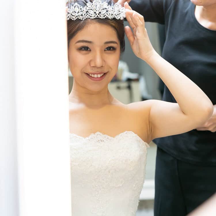 ホテルモントレウェディング【公式】 さんのインスタグラム写真 - (ホテルモントレウェディング【公式】 Instagram)「♥ ￣￣￣￣￣￣￣￣￣￣ @montereyweddingをフォローして 『 #モントレ花嫁 』『 #ホテルモントレ』の タグをつけて投稿してくださいね＊*. ・ ホテルモントレ銀座 @hotel_monterey_ginza ・ お仕度部屋でのショット✧* とっても素敵な笑顔で和やかな 空気感の伝わる一枚ですね♡ ・ ——————————. ◆ブライダルフェア予約はこちらをcheck＊* http://bit.ly/2OcMY3c ◆ホテルモントレ銀座の公式HPはこちら* https://www.monterey-wedding.jp/ginza/ ——————————. ・ ◆ホテルモントレ公式HPはこちら* https://www.monterey-wedding.jp ・ #モントレ #モントレ花婿 #プレ花嫁 #卒花 #marry花嫁 #dressy花嫁 #farnyレポ #プラコレ ﻿#maricuru #dressy花嫁 #日本中のプレ花嫁さんと繋がりたい #ウエディングニュース #flower #ウェディングドレス #dress #結婚式 #披露宴 #結婚式場 #2019年秋婚 #2019年冬婚 #ホテルモントレ銀座 #モントレ銀座 #銀座 #ブライダルヘア #ウェディングヘア #ブライダルヘアメイク #お色直し」8月10日 17時14分 - montereywedding
