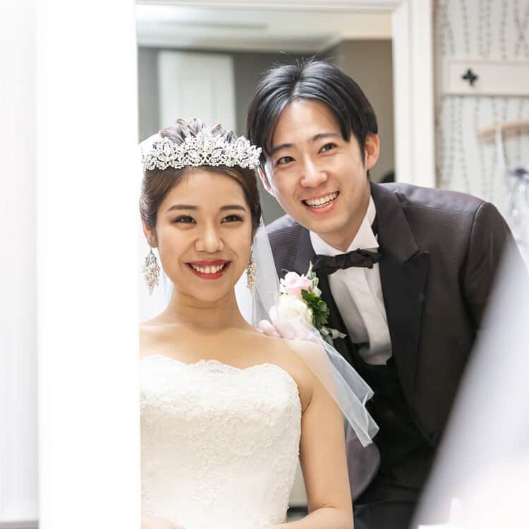 ホテルモントレウェディング【公式】 さんのインスタグラム写真 - (ホテルモントレウェディング【公式】 Instagram)「♥ ￣￣￣￣￣￣￣￣￣￣ @montereyweddingをフォローして 『 #モントレ花嫁 』『 #ホテルモントレ』の タグをつけて投稿してくださいね＊*. ・ ホテルモントレ銀座 @hotel_monterey_ginza ・ お仕度部屋でのショット✧* とっても素敵な笑顔で和やかな 空気感の伝わる一枚ですね♡ ・ ——————————. ◆ブライダルフェア予約はこちらをcheck＊* http://bit.ly/2OcMY3c ◆ホテルモントレ銀座の公式HPはこちら* https://www.monterey-wedding.jp/ginza/ ——————————. ・ ◆ホテルモントレ公式HPはこちら* https://www.monterey-wedding.jp ・ #モントレ #モントレ花婿 #プレ花嫁 #卒花 #marry花嫁 #dressy花嫁 #farnyレポ #プラコレ ﻿#maricuru #dressy花嫁 #日本中のプレ花嫁さんと繋がりたい #ウエディングニュース #flower #ウェディングドレス #dress #結婚式 #披露宴 #結婚式場 #2019年秋婚 #2019年冬婚 #ホテルモントレ銀座 #モントレ銀座 #銀座 #ブライダルヘア #ウェディングヘア #ブライダルヘアメイク #お色直し」8月10日 17時14分 - montereywedding