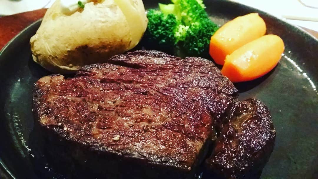 火口秀幸のインスタグラム：「絶妙な焼き加減 体力つけよー #ステーキ　#肉　#吉本坂46 #RED　#HIDEBOH」