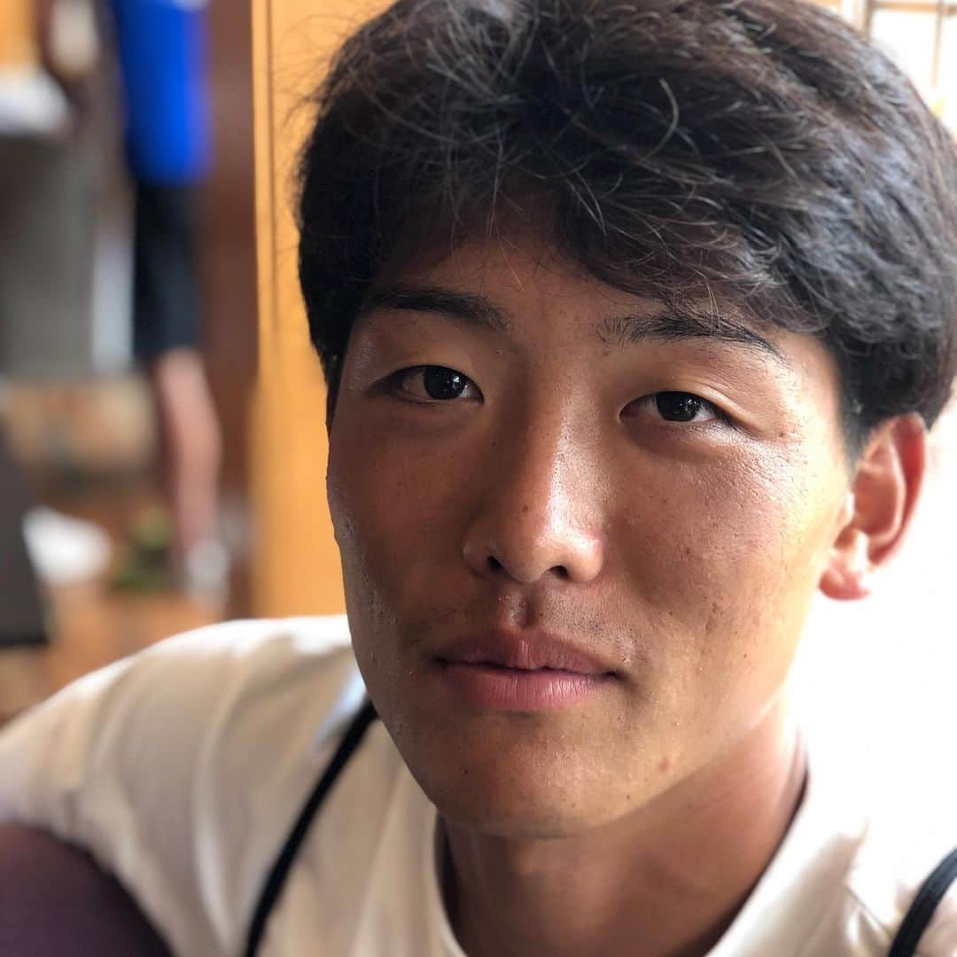 太田康介さんのインスタグラム写真 - (太田康介Instagram)「今日終わってあと２日！！ 終わりが見えてきました。  もーちょっと頑張るぞー  #今日は金子誕生日らしい #だからセンター #でもみんなそこまで楽しそうじゃない #今日のポートレート #みんな２割り増し #あと２日 #ここまできて #もう更新しないからね」8月10日 17時19分 - kosukeota.7