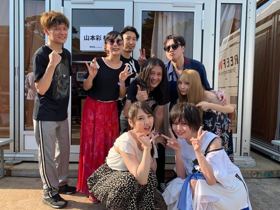 阿部真央のインスタグラム：「ロッキンありがとうございました。レイクステージで会えた皆に感謝です。  なんと今日は山本彩ちゃんのステージにもゲスト出演させて頂いて、喝采一緒に歌わせていただいたのです！！ さや姉バリカッコよかった♡皆さん盛り上がってくれてこれまた嬉しかったです。  また会いましょう！本当にありがとう♡  #RIJF  #山本彩  #阿部真央」