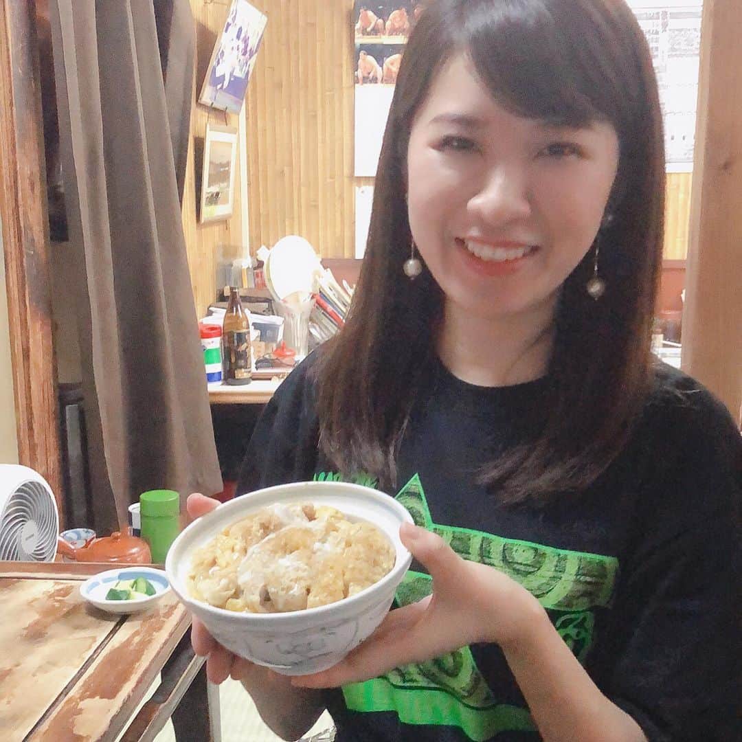 やまさき江里子さんのインスタグラム写真 - (やまさき江里子Instagram)「仕事終わって、近所のご飯屋さん行った🍚﻿ ﻿ おじいちゃんとおばあちゃんがやってるお店で、﻿ カツ丼が美味しくて😋﻿ ﻿ ただ、エアコンがなく、﻿ 扇風機のみ😭﻿ ﻿ ﻿ 汗たくさんかいたけど、カツ丼美味しかった！﻿ ﻿ おじいちゃんとおばあちゃんの家に﻿帰ったような懐かしいお店でしょ？﻿ ﻿ ﻿ #カツ丼 #東京グルメ #グルメ女子 #古民家カフェ #古民家好き #休日ごはん #休日満喫 #アナウンサー #東京 #昭和レトロ #夏休み #夏休みごはん」8月10日 17時37分 - aomieri