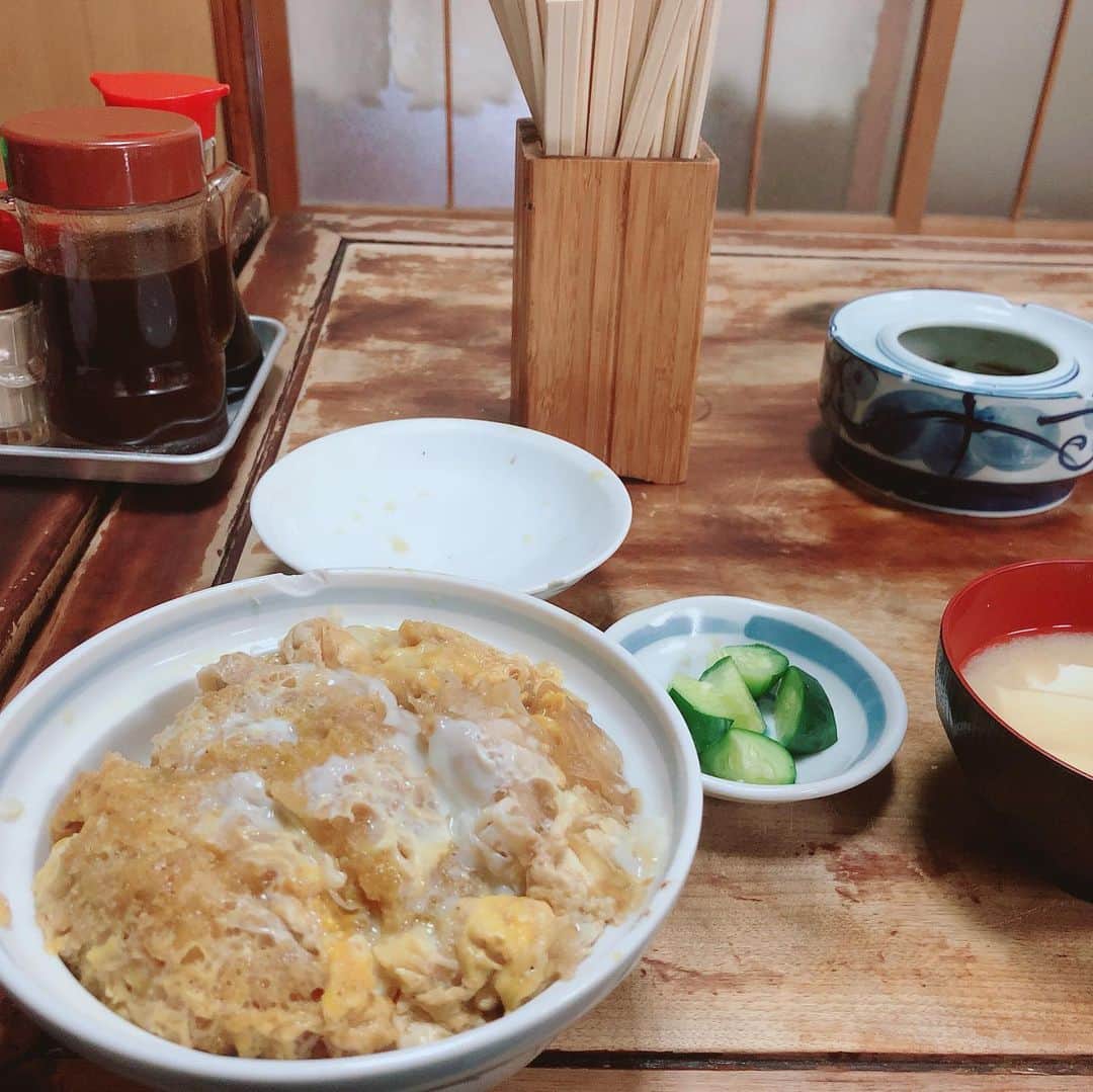 やまさき江里子さんのインスタグラム写真 - (やまさき江里子Instagram)「仕事終わって、近所のご飯屋さん行った🍚﻿ ﻿ おじいちゃんとおばあちゃんがやってるお店で、﻿ カツ丼が美味しくて😋﻿ ﻿ ただ、エアコンがなく、﻿ 扇風機のみ😭﻿ ﻿ ﻿ 汗たくさんかいたけど、カツ丼美味しかった！﻿ ﻿ おじいちゃんとおばあちゃんの家に﻿帰ったような懐かしいお店でしょ？﻿ ﻿ ﻿ #カツ丼 #東京グルメ #グルメ女子 #古民家カフェ #古民家好き #休日ごはん #休日満喫 #アナウンサー #東京 #昭和レトロ #夏休み #夏休みごはん」8月10日 17時37分 - aomieri