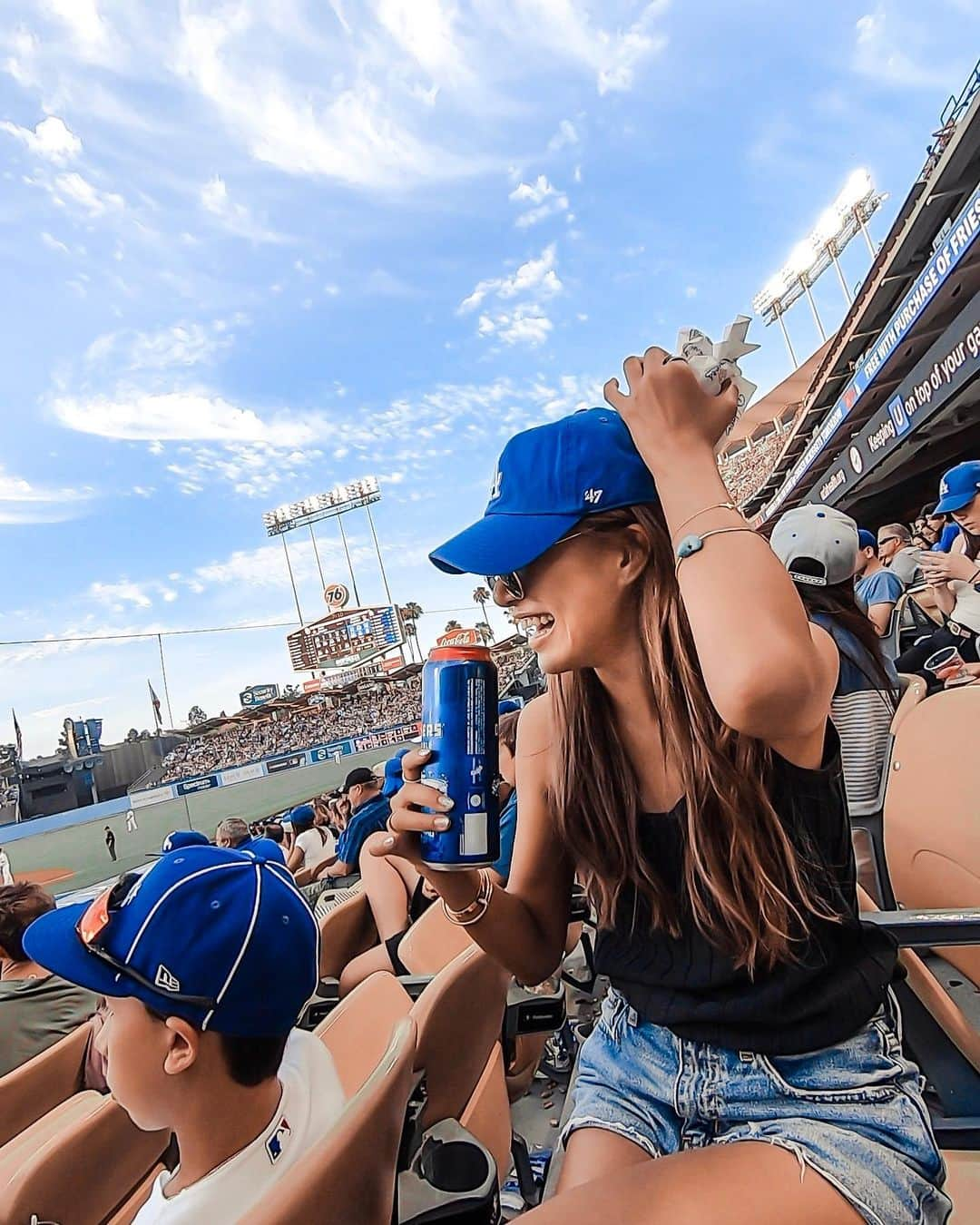 福井仁美さんのインスタグラム写真 - (福井仁美Instagram)「Let’s go Dodgers ⚾️ ────────────────────── 念願の念願の念願すぎるメジャーリーグ！ 野球部マネージャーだった私は、高校生の頃からのずっと夢だったMLB観戦💙 ・ マエケンの試合は見れなかったけど ドジャース圧勝の最高のゲームでした！ ・ ・ 夏の甲子園もはじまって野球が盛り上がる季節！ こっちで夜は熱闘甲子園みてうるうるしてる😭 ・ またこっちにいるうちに野球見たい！ ・ #dodgers #dodgergirl #letsgododgers #dodgerstadium #baseball #ドジャース #メジャーリーグ #野球 #野球部 #LA #losangeles #LAlife #california #californialove #california_igers #losangelesfashion #🇺🇸 #ロサンゼルス #カリフォルニア #gopro #goprojp」8月10日 17時37分 - hitton28