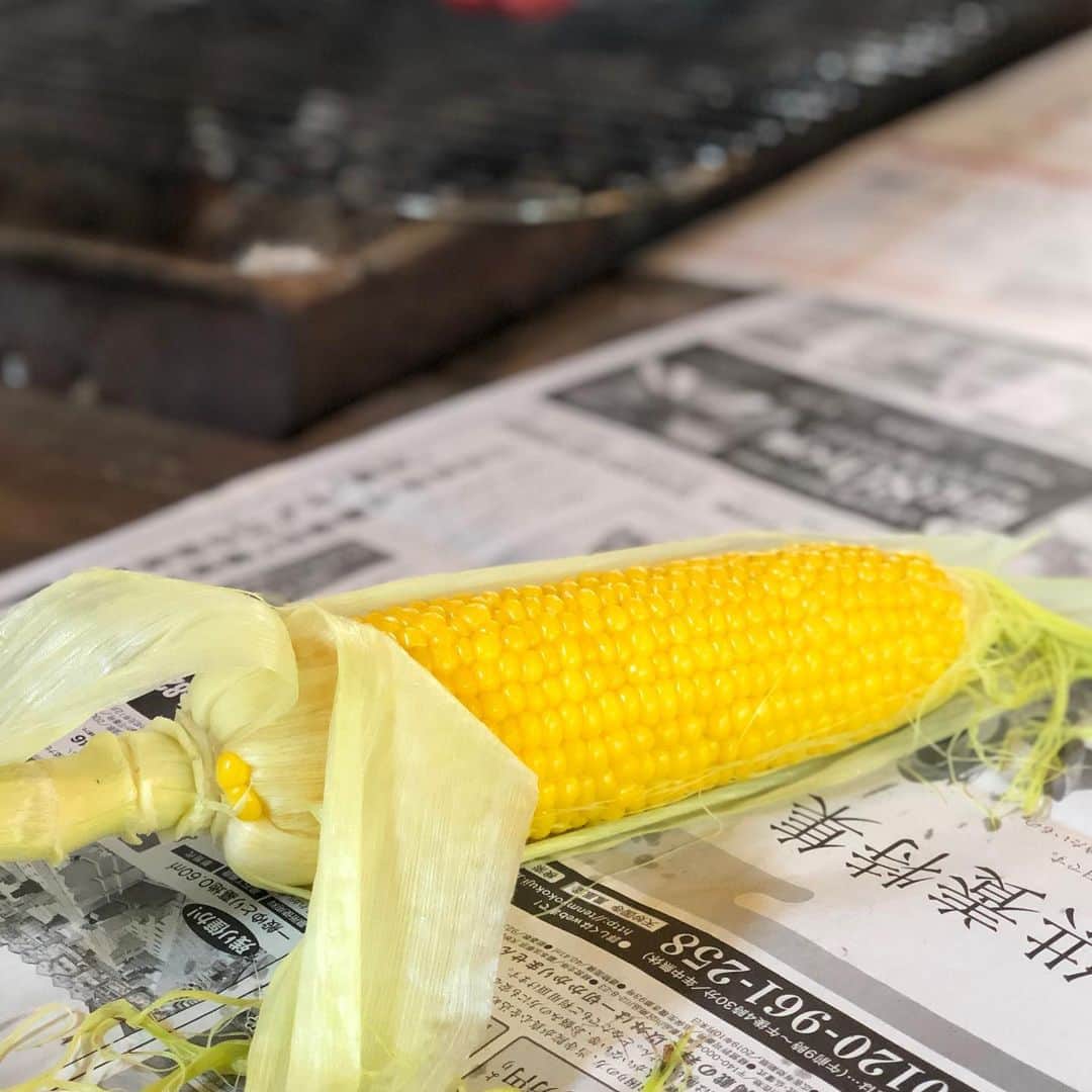 藤沢久美さんのインスタグラム写真 - (藤沢久美Instagram)「#無農薬のトウモロコシは炭で皮ごと焼くとさらに美味しい #山梨」8月10日 17時32分 - kumifujisawa