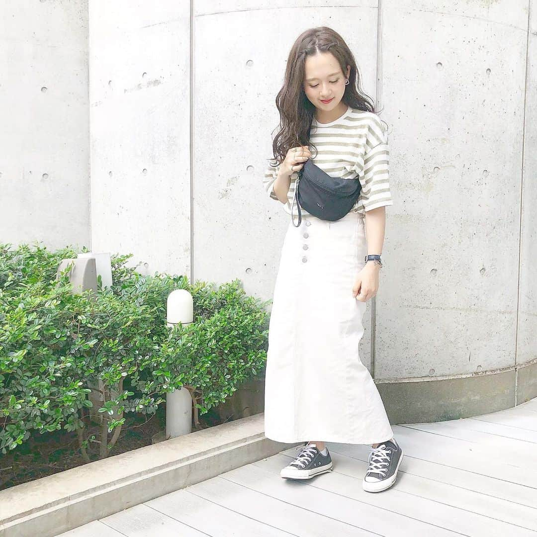 haruさんのインスタグラム写真 - (haruInstagram)「ㅤㅤㅤㅤㅤㅤㅤㅤㅤㅤㅤㅤㅤ ㅤㅤㅤㅤㅤㅤㅤㅤㅤㅤㅤㅤㅤ ㅤㅤㅤㅤㅤㅤㅤㅤㅤㅤㅤㅤㅤ #ootd ㅤㅤㅤㅤㅤㅤㅤㅤㅤㅤㅤㅤㅤ 3枚目の躍動感𓅯 𓎤( 笑 ) ㅤㅤㅤㅤㅤㅤㅤㅤㅤㅤㅤㅤㅤ カーキのボーダーが欲しくて探してたら ワッフル素材の可愛いやつを発見🥺💚 ㅤㅤㅤㅤㅤㅤㅤㅤㅤㅤㅤㅤㅤ ¥1995 でした😳！(今みたら¥1236になってた😭悲☜﻿) ㅤㅤㅤㅤㅤㅤㅤㅤㅤㅤㅤㅤㅤ 白のスカートと合わせて夏っぽく☀ スニーカーとサコッシュでカジュアルに👟 ㅤㅤㅤㅤㅤㅤㅤㅤㅤㅤㅤㅤㅤ ヘアアレンジは お団子と迷ったけど 女の子らしさ残すために 26㎜こコテの波ウェーブに 前髪センターで外側にねじってピンでとめてます✨ ㅤㅤㅤㅤㅤㅤㅤㅤㅤㅤㅤㅤㅤ ㅤㅤㅤㅤㅤㅤㅤㅤㅤㅤㅤㅤㅤ ❤︎ tops : #kutir ❤︎ skirt : #retrogirl ❤︎ bag : #agnesb ❤︎ sneaker : #converse ㅤㅤㅤㅤㅤㅤㅤㅤㅤㅤㅤㅤㅤ お洋服の詳細はWEAR見てください🙇‍♀️✨ ㅤㅤㅤㅤㅤㅤㅤㅤㅤㅤㅤㅤㅤ あとで 浴衣も更新します👘♥ ㅤㅤㅤㅤㅤㅤㅤㅤㅤㅤㅤㅤㅤ #プチプラコーデ#低身長コーデ#153cmコーデ  #harucd ㅤㅤㅤㅤㅤㅤㅤㅤㅤㅤㅤㅤㅤ」8月10日 17時32分 - __haru3