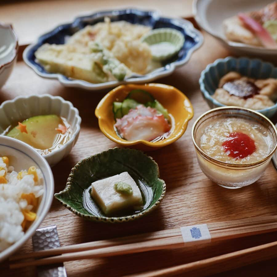 j.chikaさんのインスタグラム写真 - (j.chikaInstagram)「﻿ 夏のIZAMA🎐﻿ ﻿ ﻿ ﻿ 先日 @__mihi__﻿ ミキティと行ってきました🥢﻿ ﻿ ﻿ ﻿ ここは季節ごとに必ず行きたいところ﻿ 雰囲気もお味も大好き🥰﻿ ﻿ ﻿ ﻿ ﻿ @izama_kyoto﻿ #IZAMA#居様#九種のおばんざい御膳﻿ #京都ランチ#京都グルメ#京都#京都散策#lunch#kyoto﻿」8月10日 17時35分 - chikako.hongo