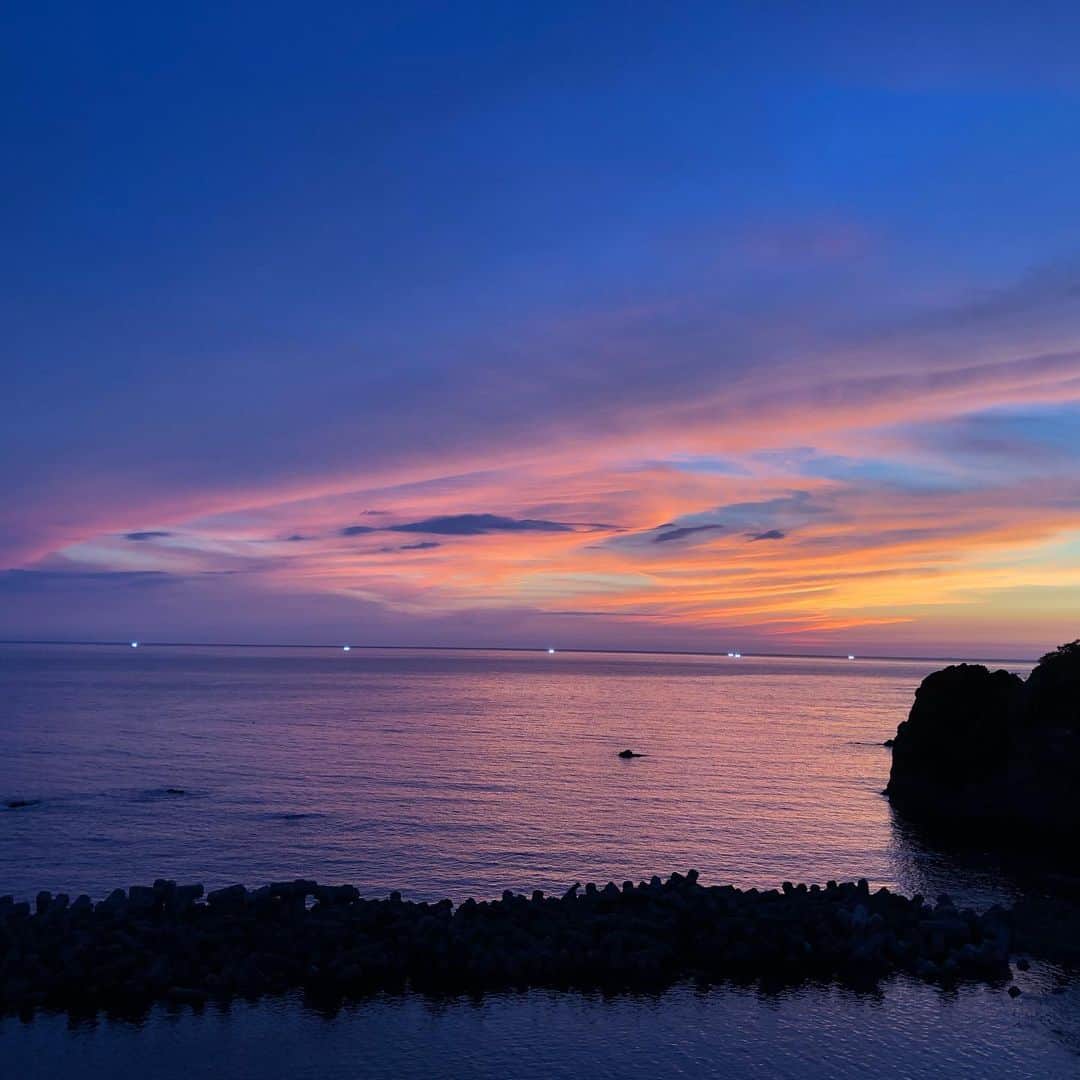 黒岩唯一さんのインスタグラム写真 - (黒岩唯一Instagram)「夏の夕暮れ！！ 太陽沈んで、青くなり、 一分後には、オレンジに！！ 自然は素晴らしい！！ #夕陽  #sunset  #越前  #自然は素晴らしい  #beautiful  #黒岩唯一」8月10日 17時46分 - tadakazukuroiwa