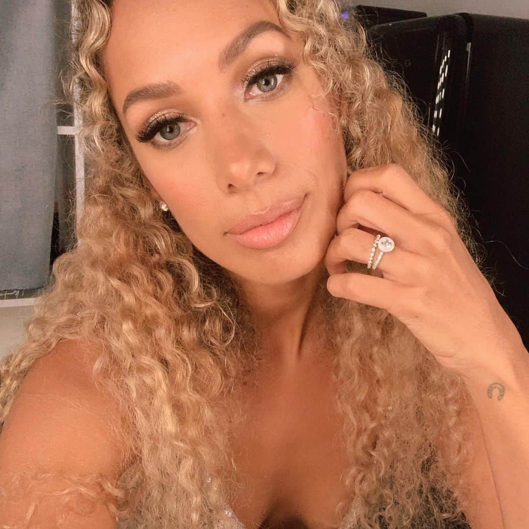 レオナ・ルイスのインスタグラム：「Just a lil backstage selfie 💕 oh hi there 💍🙈🥰」