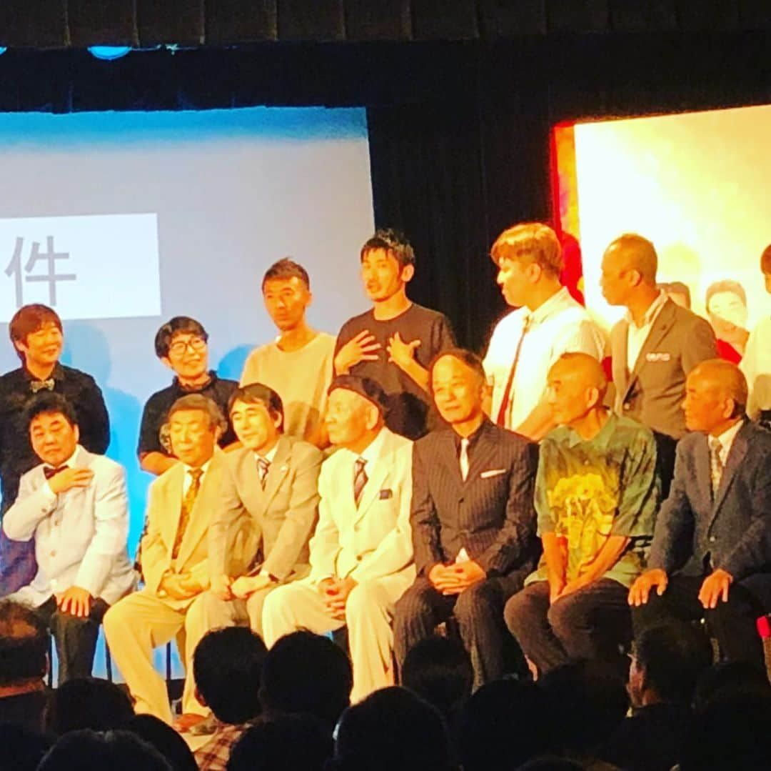 西野恭之介さんのインスタグラム写真 - (西野恭之介Instagram)「横山たかし師匠追悼公演。僕らのコント中、急に参入してきた横山ひろし師匠。「暑いしアイス食え」と渡されました。ひろし師匠は超お元気！！イケイケ！ひろし師匠と、たかし師匠のモノマネを完璧にこなすラジバンダリー西井さんとの漫才が大盛り上がり。  ひろし師匠はギンギンでした！最高！」8月10日 17時40分 - choplin_nishino