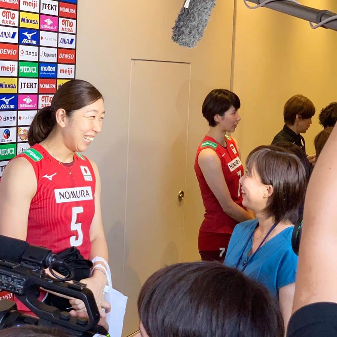 山本雪乃さんのインスタグラム写真 - (山本雪乃Instagram)「🏐 今日は、 女子バレーの国際親善試合、 日本×台湾の取材に行ってきました。  圧倒的強さで勝った日本！ 9月にはW杯も始まります⭐️ *  こちらは、みなさんご存知、 荒木絵里香選手。  今日もブロック、スパイクともに、 炸裂していました！！！ *  現在35歳で5歳の娘さんをもつ、 荒木選手にとって、 東京2020は、 なんと4度目のオリンピック。 すごすぎます‼️ *  実は私も、中学高校と バレーボール部だったので、 荒木選手の活躍を テレビにかじりついて 夢中になって見ていました。  2012年のロンドンオリンピックでの 銅メダル。 28年ぶりのメダルに 日本中が感動しましたよね。  また日本のメダルが見られるよう、 東京オリンピックも 全力で応援しましょう😊  そして、 今日、子供の頃 女子バレーの虜になって、 荒木選手のプレーを テレビで一生懸命見ていたときには、 考えもしていなかった、 荒木選手へのインタビュー。  本当に光栄でした🥺 笑顔で答えてくださり、 感謝です。  それと、、、 ゴルフの渋野選手と同じく、 荒木選手も岡山県出身なんです。 そこにも、勝手に親近感を🥰  同郷の選手の活躍に、 私自身も奮い立たせられます💪  明日のTOKYO 応援宣言で、 お伝えします。  #tokyo応援宣言  #女子バレー  #荒木絵里香 選手  #東京2020  #岡山  #２枚目の写真は中学バレー部時代の自分の写真を持った写真  #以前岡山ロケをしたときのものです」8月10日 17時44分 - yukino_yamamoto5